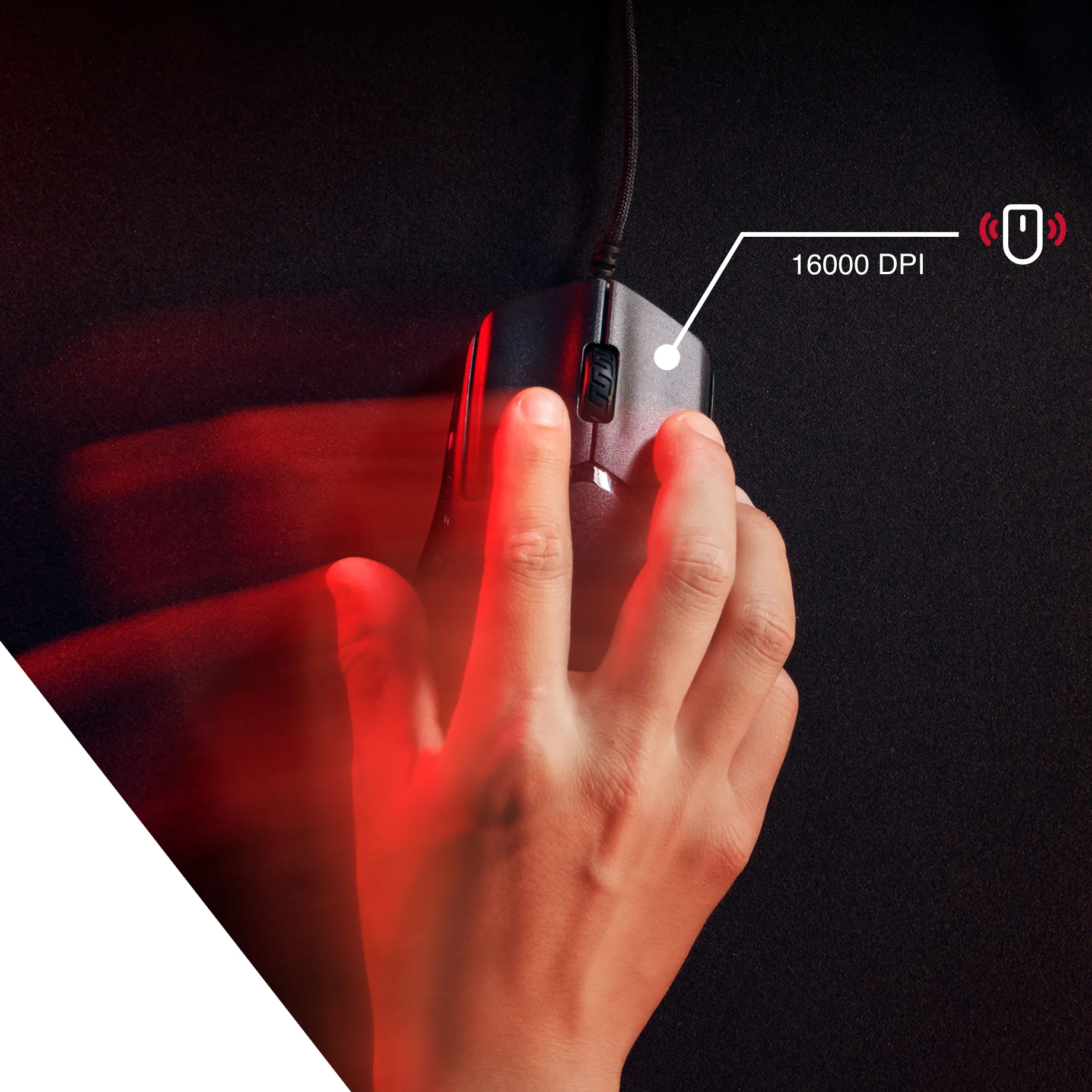 Dłoń trzyma czarną mysz HyperX z przewodem na podkładce; ujęcie z góry w czerwonym świetle, obok oznaczenie 16000 DPI