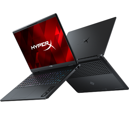 Dwa laptopy HyperX Omen 15 pod kątem, ustawione back-to-back, jedn z nich prezentuje ekran z logo HyperX