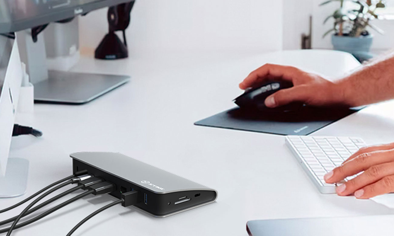 Stacja dokująca ICY BOX 11w1 podłączona do komputera i urządzeń