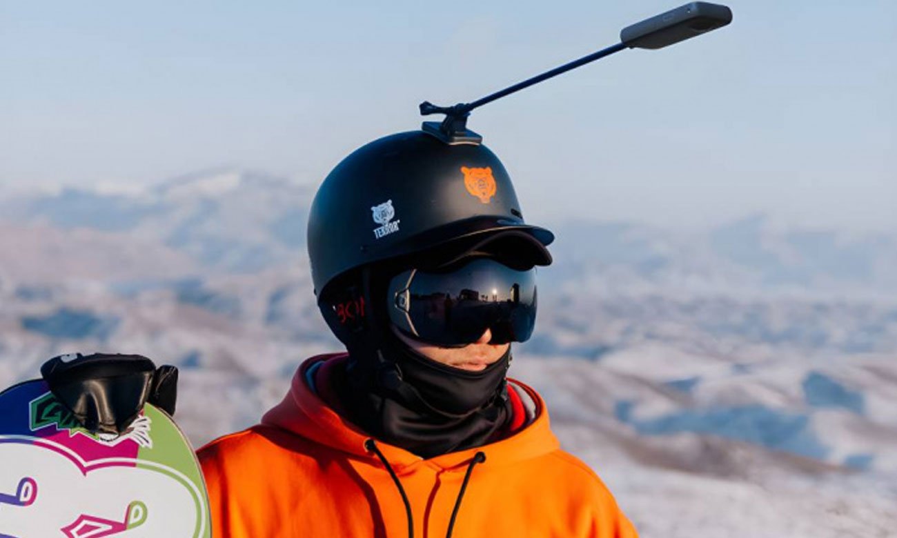 Element montażowy Insta360 Unicorn Helmet Mount NEW na kasku, ze snowboardzistą