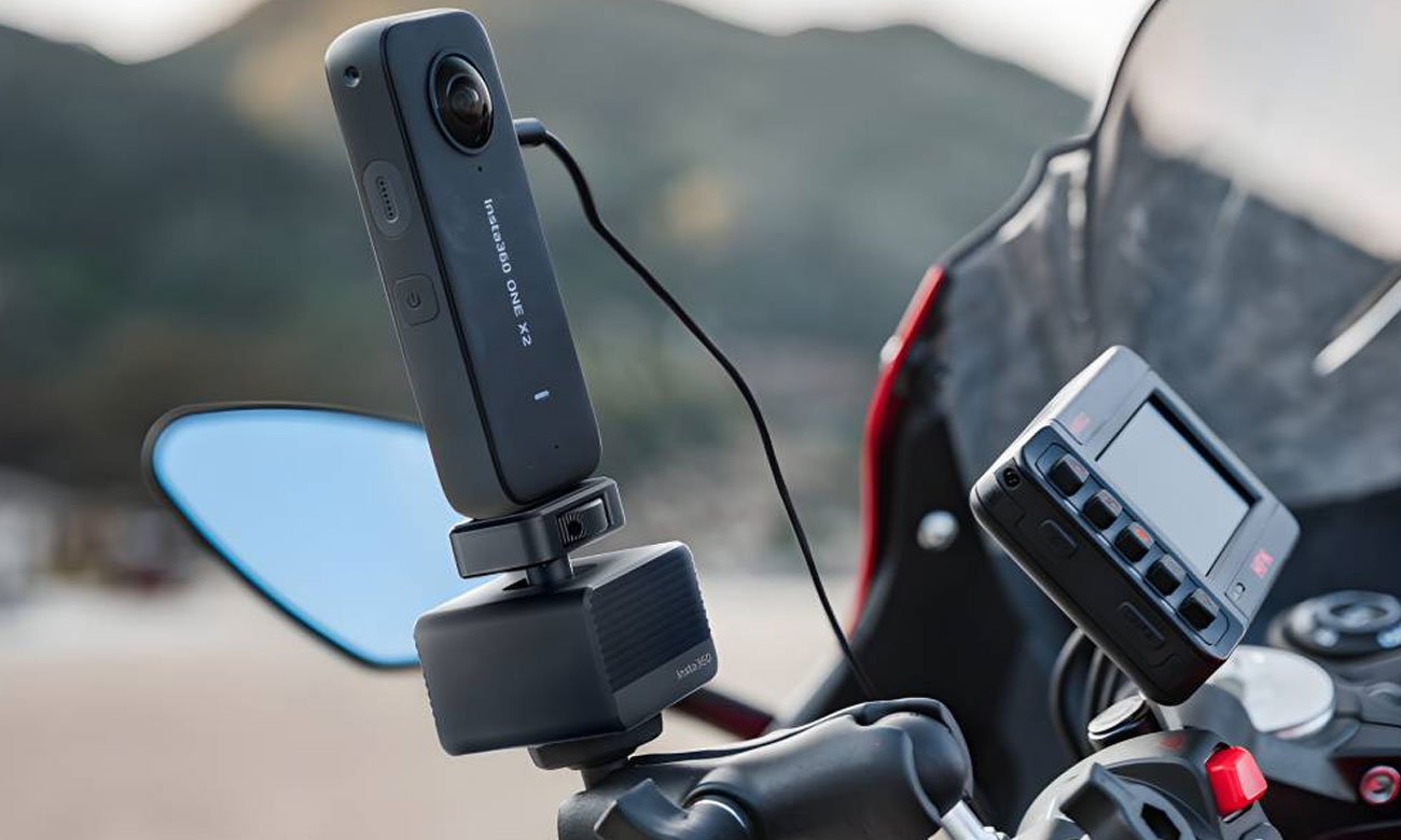 Tłumik drgań Insta360 Vibration Damper na motorze z podłączoną kamerą