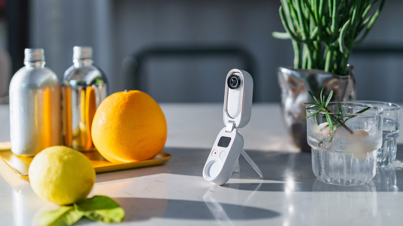 Kamera sportowa Insta360 GO 2 - Zastosowanie wielofunkcujnego etui ładującego