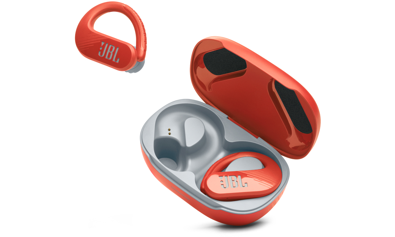 Słuchawki bezprzewodowe JBL Endurance PEAK 3 Koralowe - Widok od przodu pod kątem wraz z otwartym etui ładującym