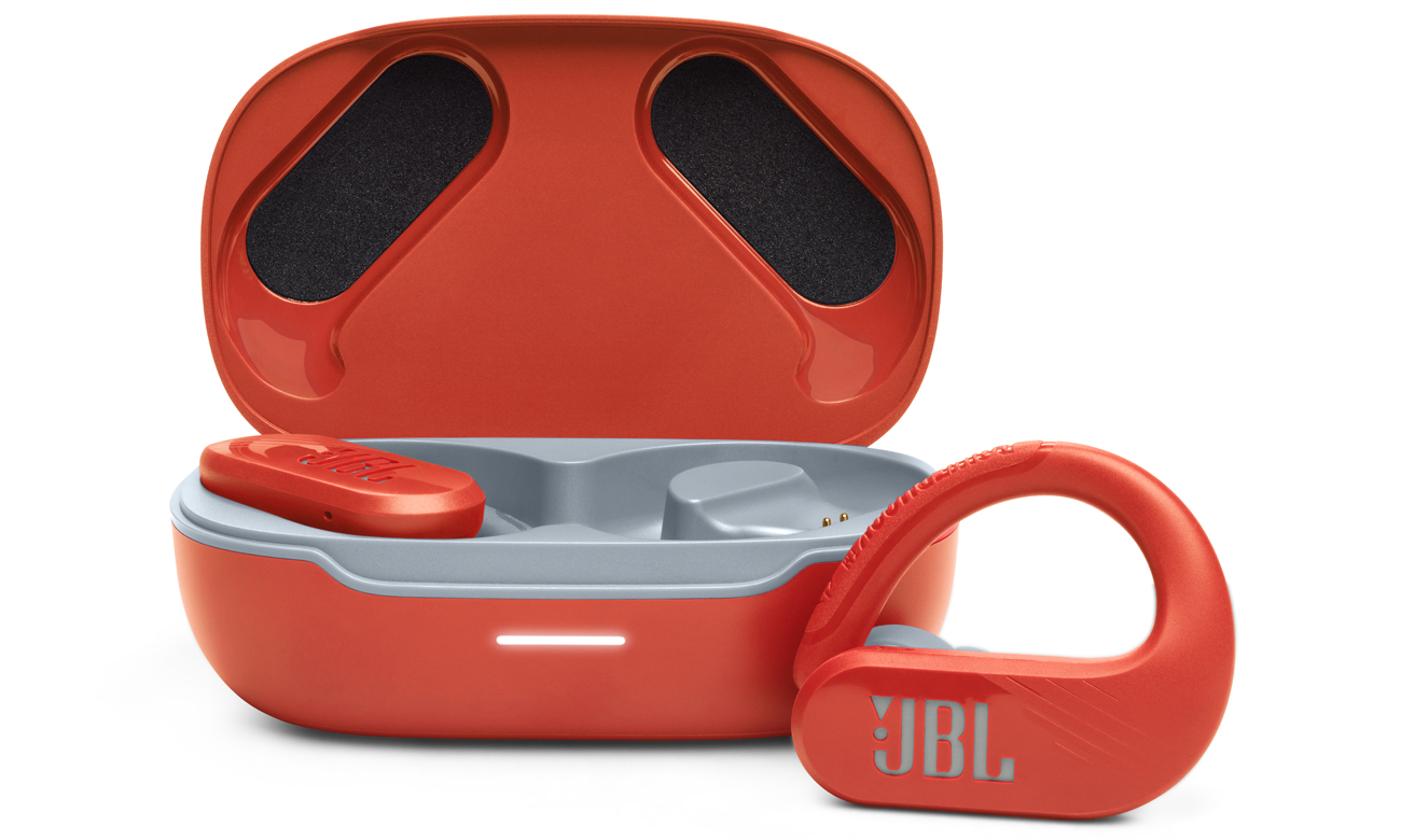 Słuchawki bezprzewodowe JBL Endurance PEAK 3 Koralowe - Widok od przodu wraz z otwartym etui ładującym