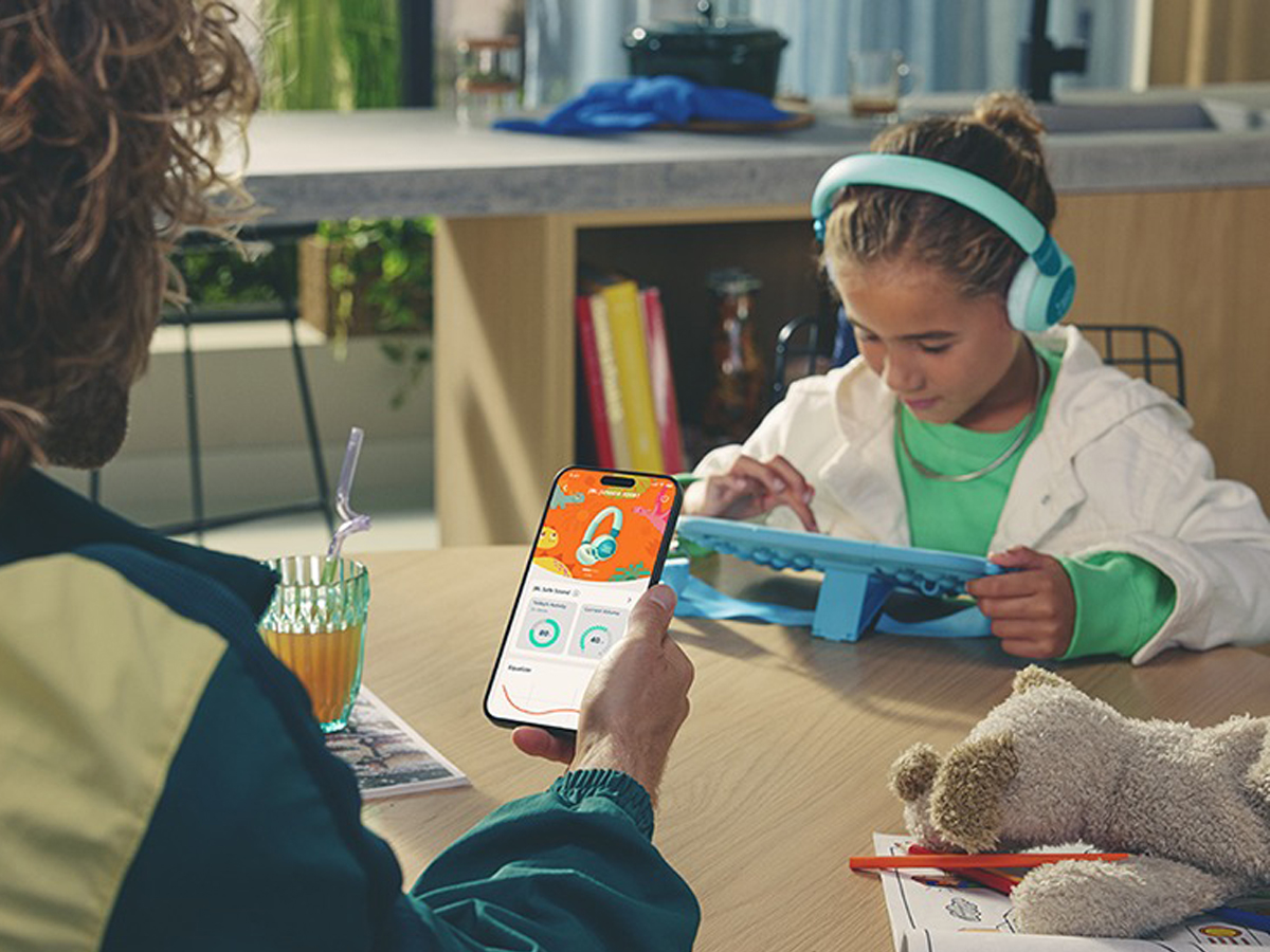 Słuchawki bezprzewodowe JBL Junior 320BT - Grafika lifestyle