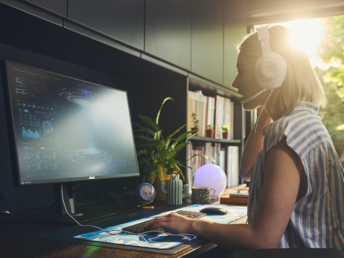Zestaw słuchawkowy JBL Quantum 100 M2 - Grafika lifestyle