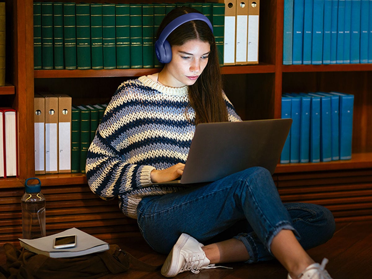 Słuchawki bezprzewodowe JBL TUNE 680NC - Grafika lifestyle