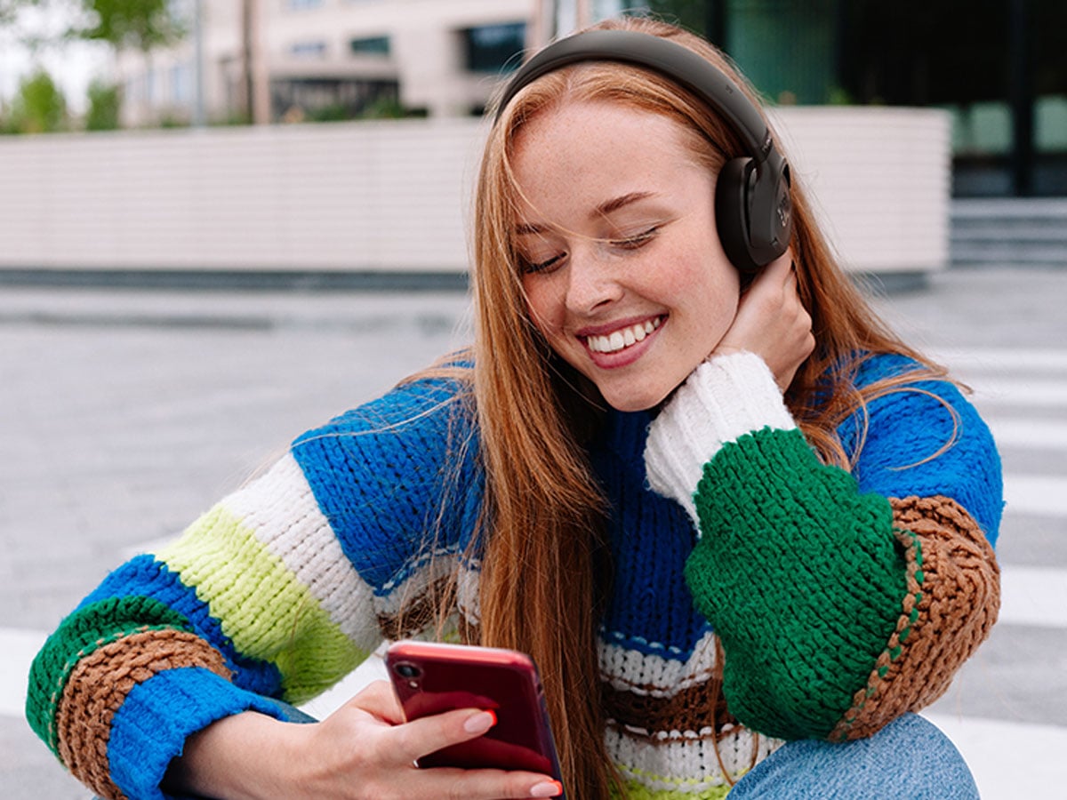 Słuchawki bezprzewodowe JBL TUNE 680NC - Grafika lifestyle