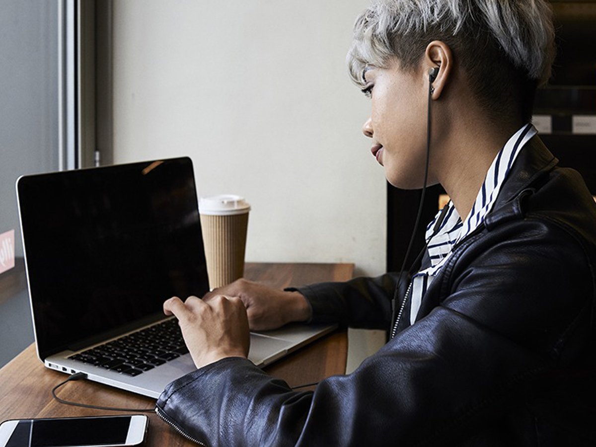 Słuchawki przewodowe JBL Tune 305C USB-C - Grafika lifestyle