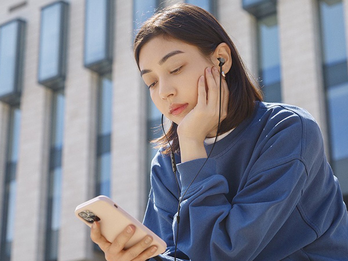 Słuchawki przewodowe JBL Tune 305C USB-C - Grafika lifestyle