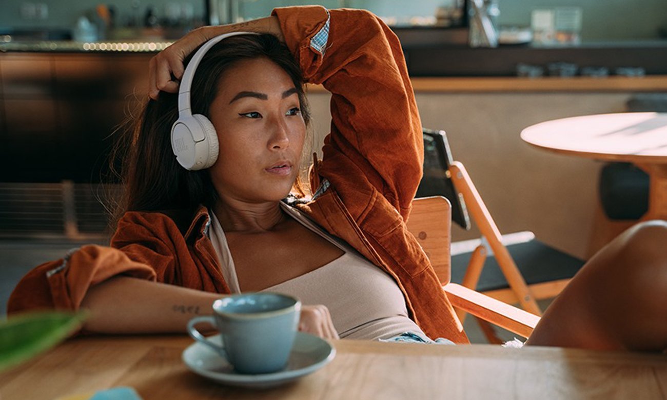 Słuchawki bezprzewodowe JBL Tune 520BT Białe - Grafika lifestyle