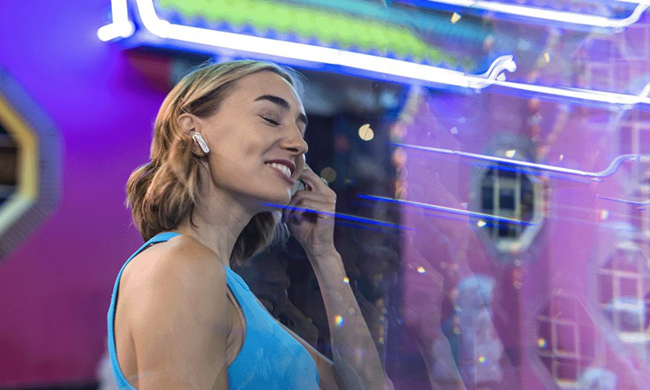 Słuchawki bezprzewodowe JBL Tune Flex Ghost Edition - Grafika lifestyle