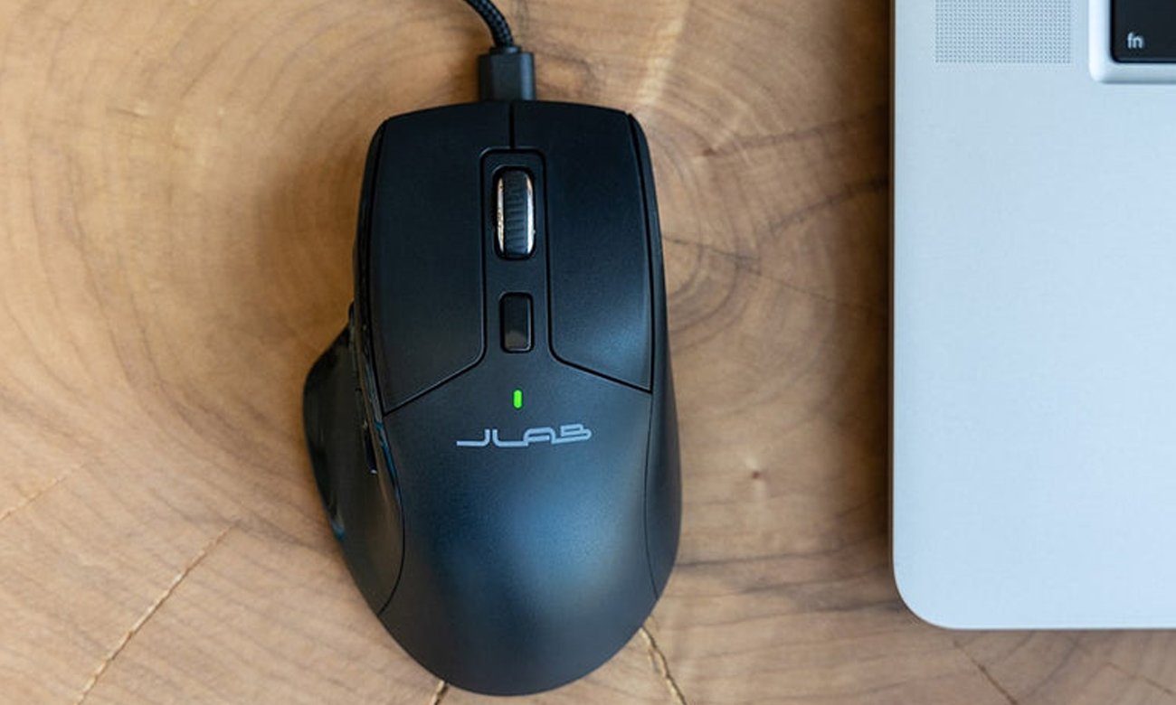 Jlab JBuds Mouse podłączona do zasilania