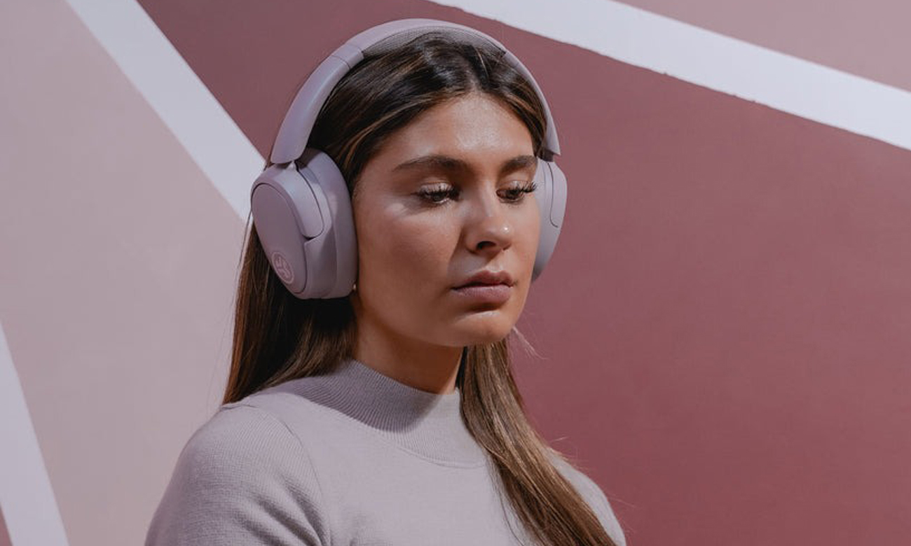 Nauszne słuchawki bezprzewodowe Jlab JBuds Lux ANC Mauve - Grafika lifestyle
