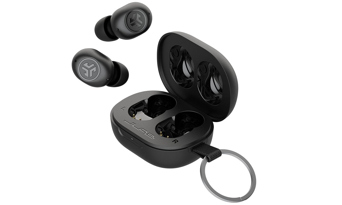 Słuchawki bezprzewodowe Jlab JBuds Mini Black - Widok od przodu pod kątem wraz z otwartym etui ładującym