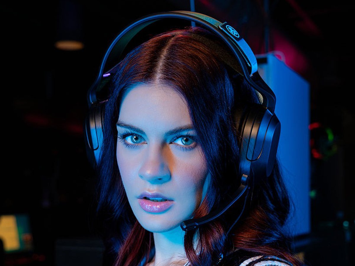 Zestaw słuchawkowy Jlab Nightfall Gaming - Grafika lifestyle