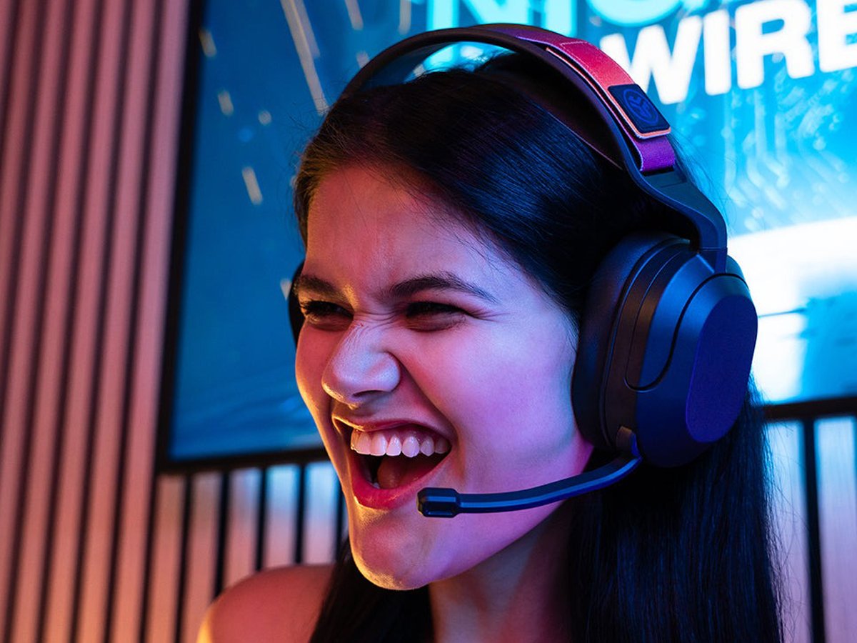 Zestaw słuchawkowy JLab Nightfall Wireless Gaming Headset - Grafika lifestyle