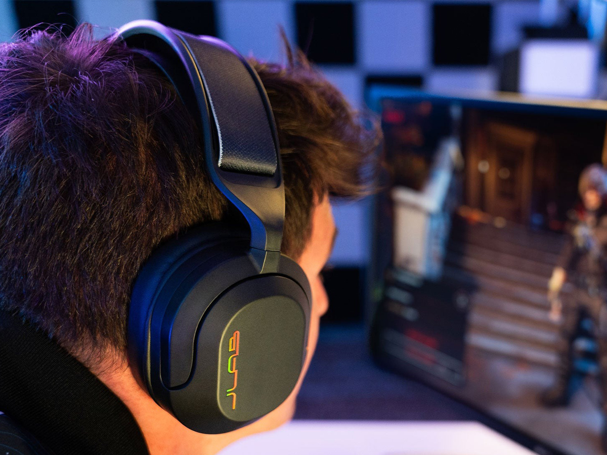 Zestaw słuchawkowy JLab Nightfall Wireless Gaming Headset - Grafika lifestyle