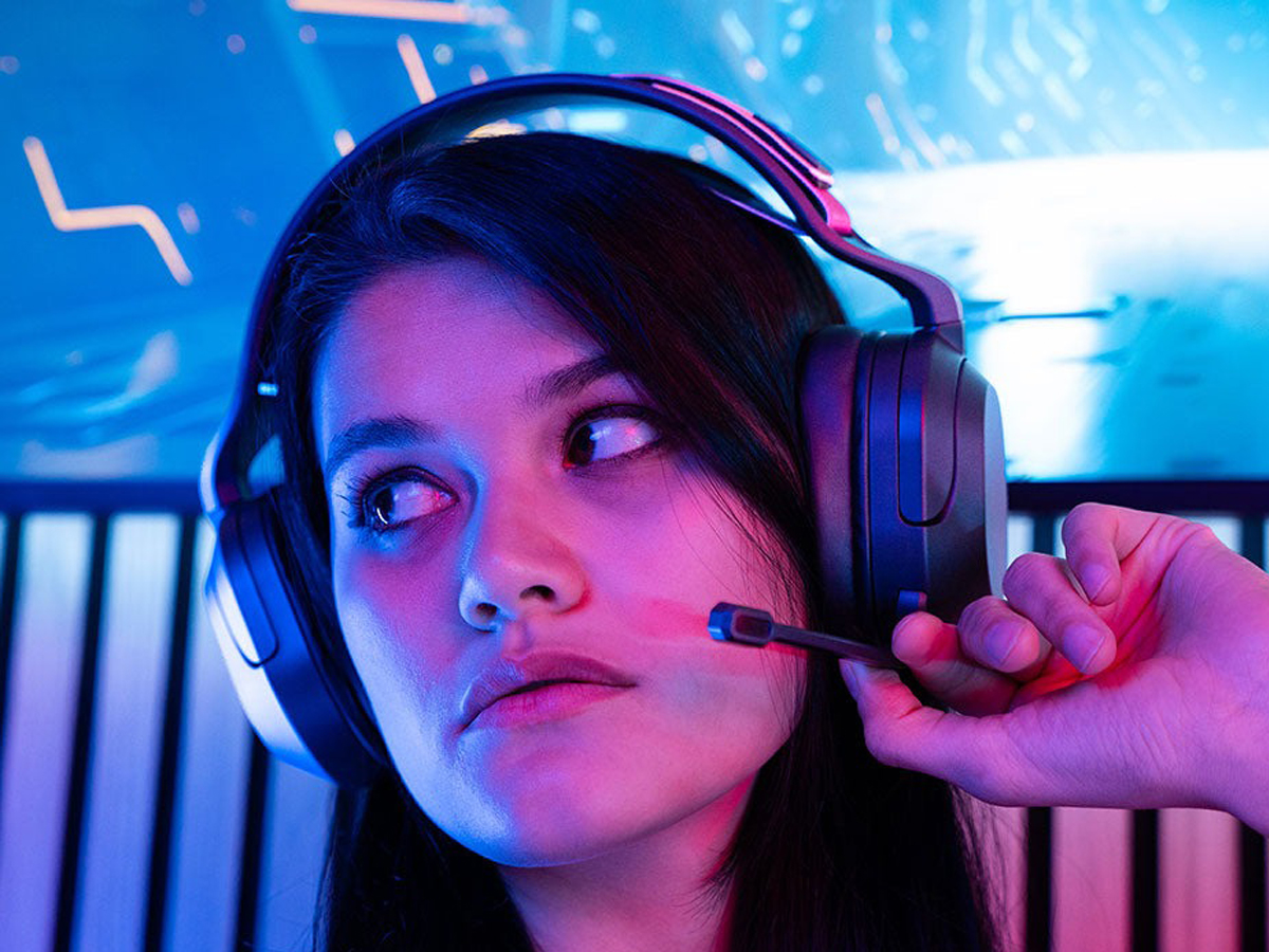 Zestaw słuchawkowy JLab Nightfall Wireless Gaming Headset - Grafika lifestyle