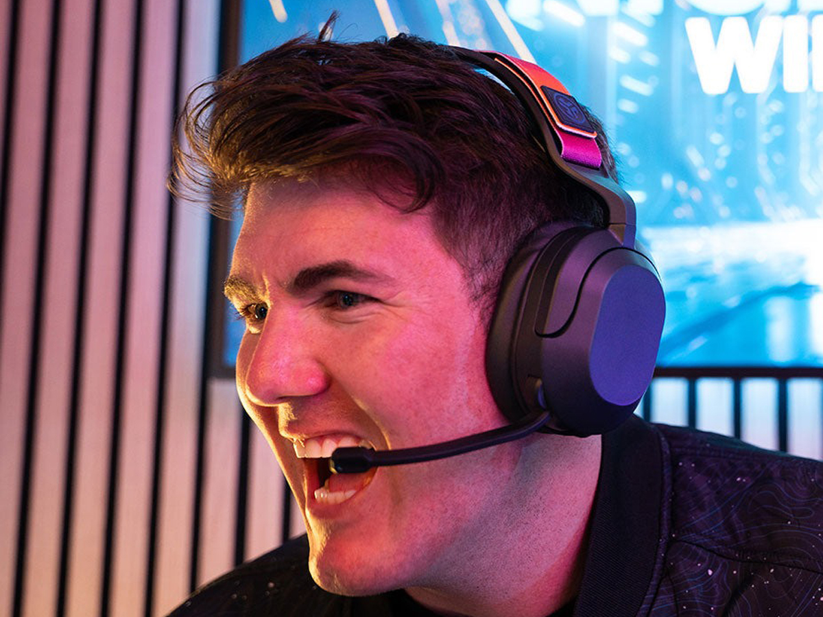 Zestaw słuchawkowy JLab Nightfall Wireless Gaming Headset - Grafika lifestyle