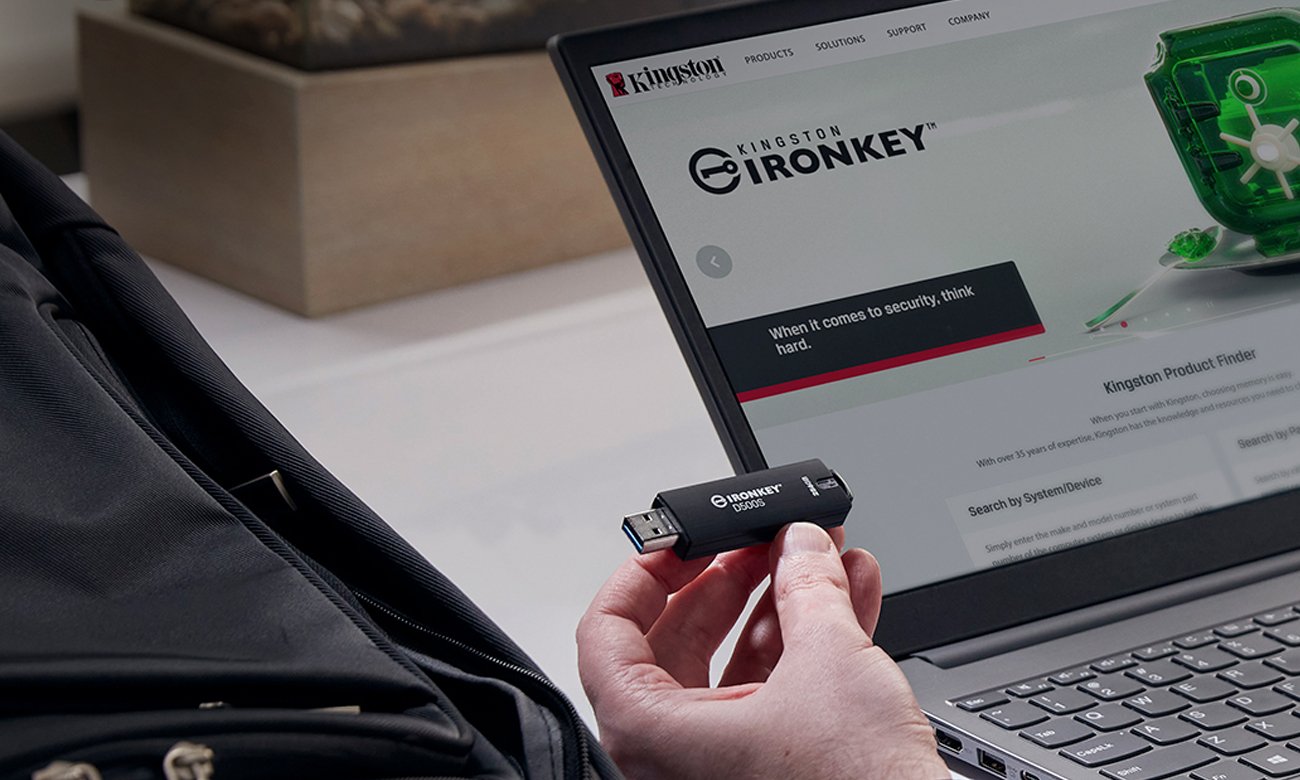 Pendrive Kingston IronKey D500S AES 256 - Grafika lifestyle