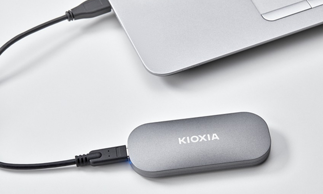 Dysk przenośny SSD Kioxia Exceria Plus Portable USB 3.2 - Grafika lifestyle