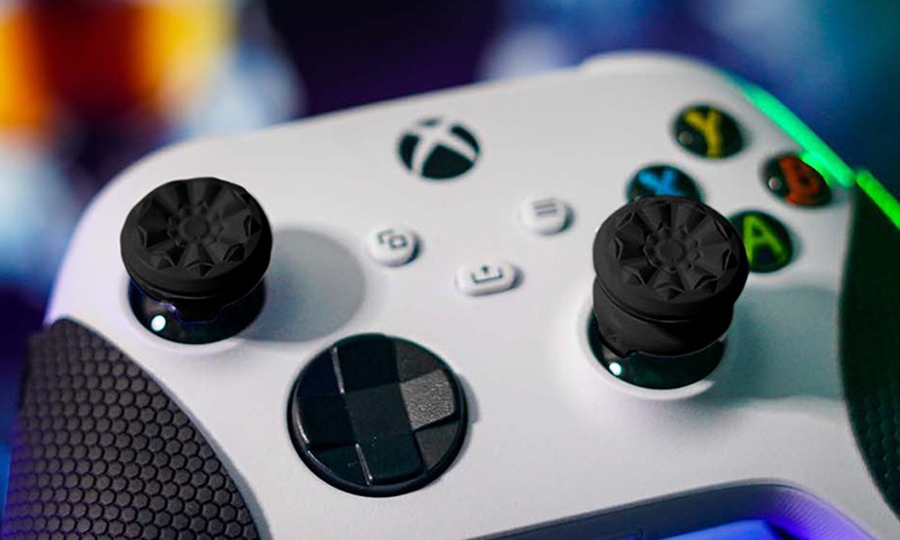 KontrolFreek FPS Galaxy Black Thumbsticks für Xbox Series X|S und Xbox One - Lifestyle-Grafik