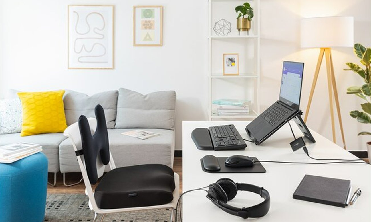 Kensington SmartFit Easy Riser na biurku z laptopem
