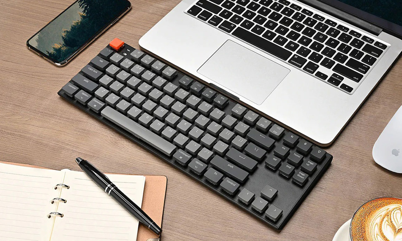 Klawiatura Keychron K1-E1 na biurku przy laptopie