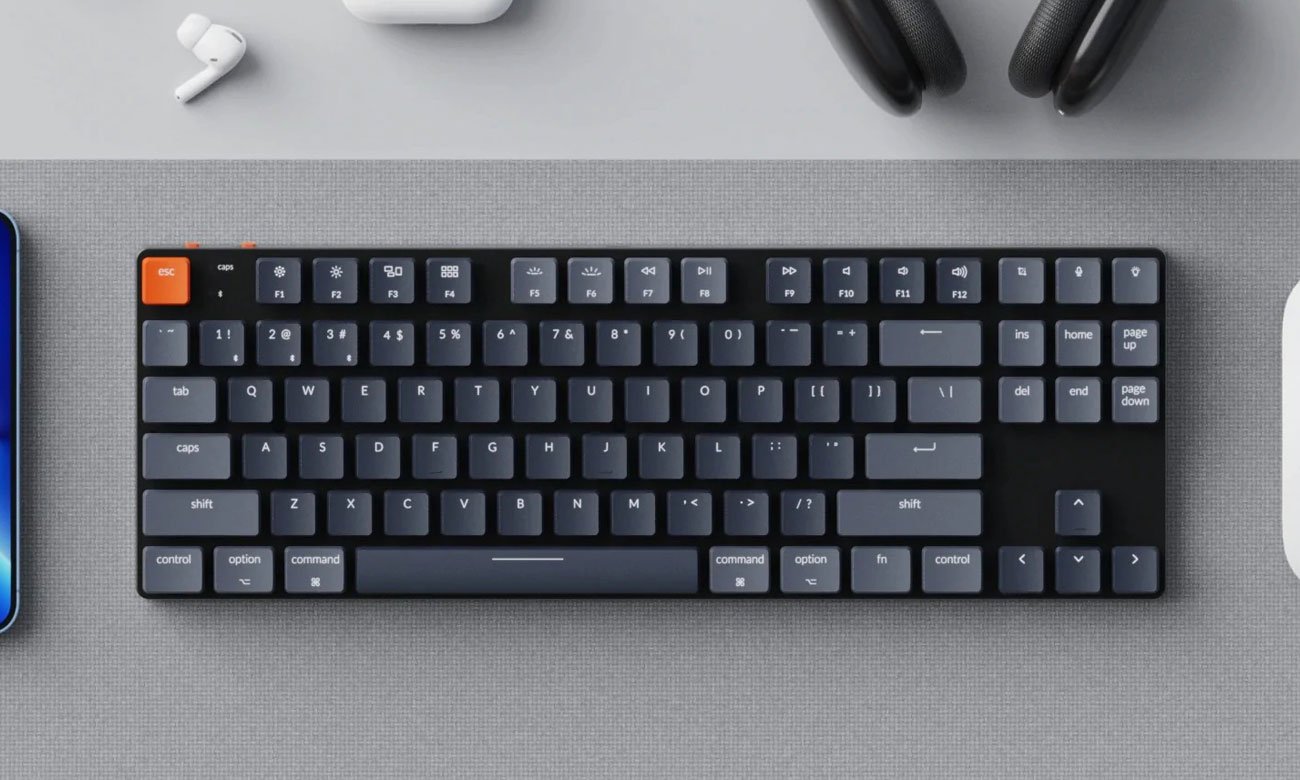 Keychron K1SE-B1 ustawiona na biurku, widok z góry
