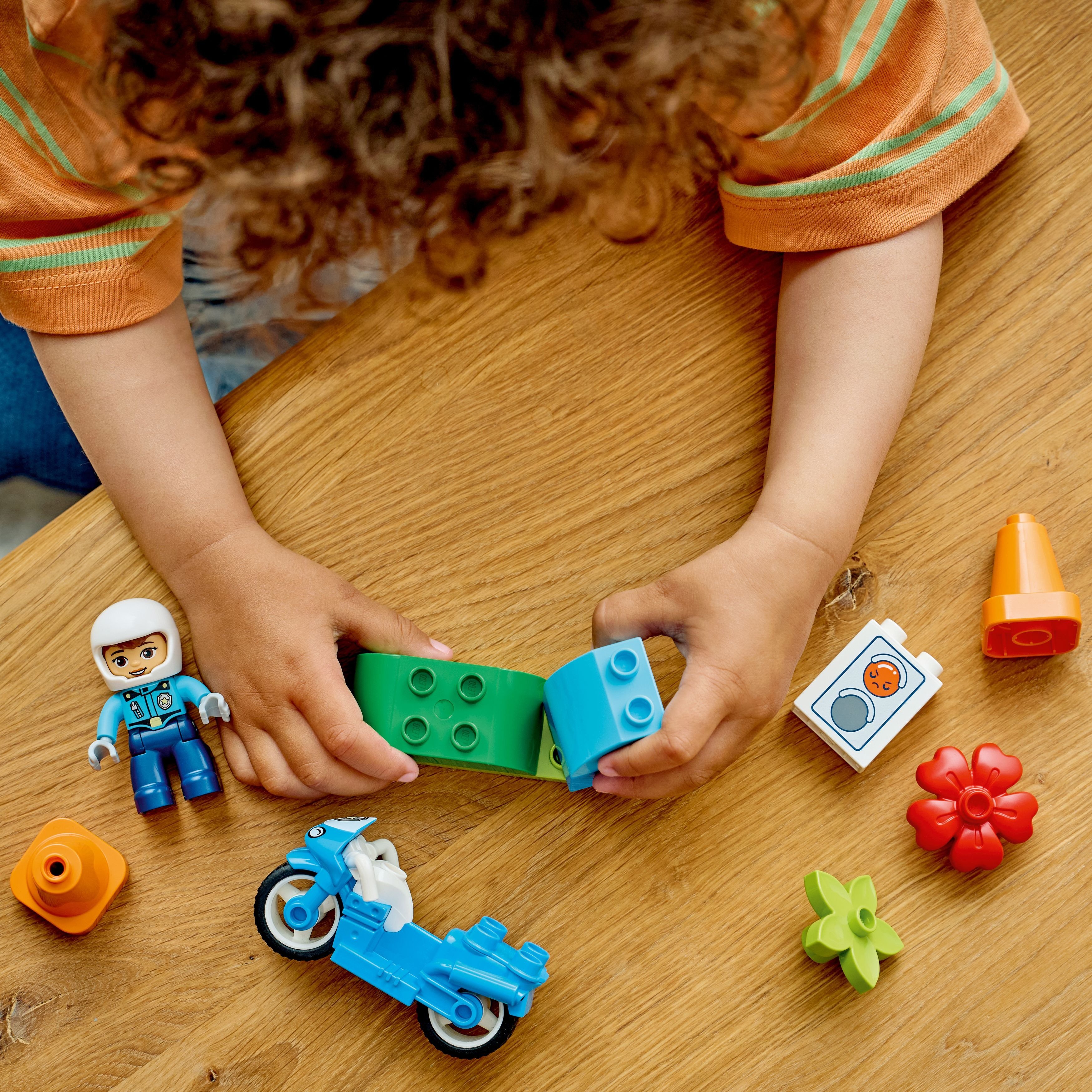 dziecko układajace klocki