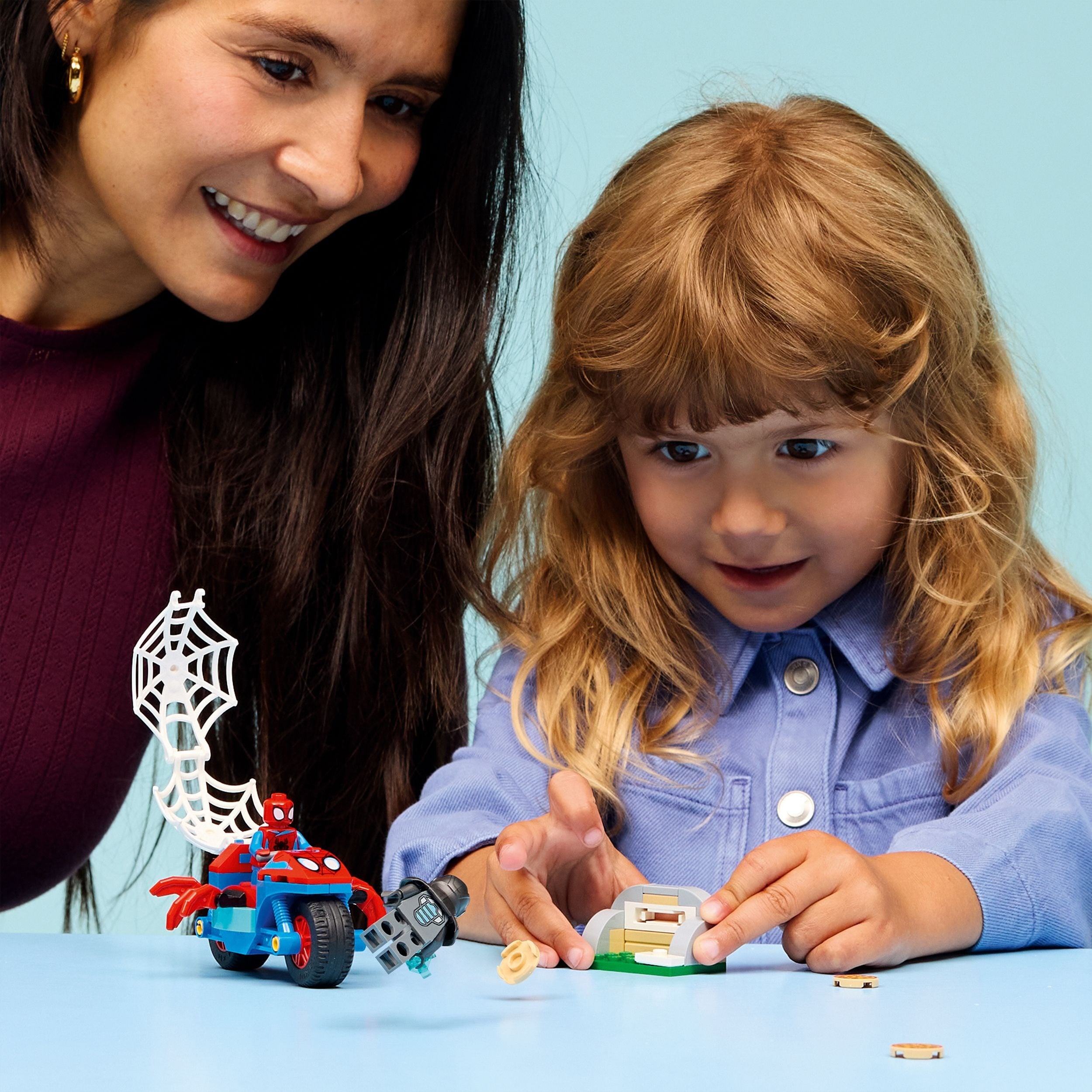 dziewczyny układające klocki