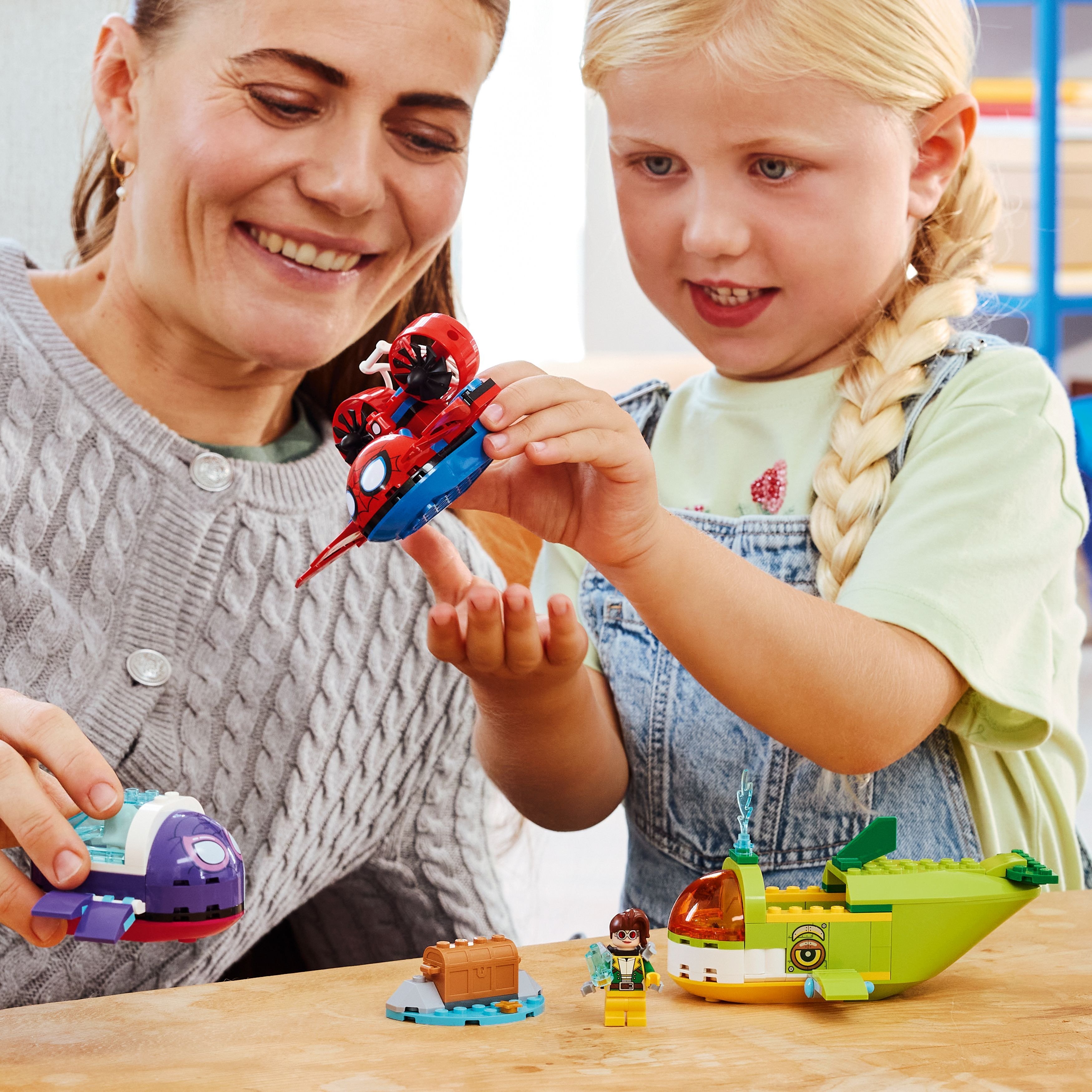 kobieta z dziewczynka bawią się