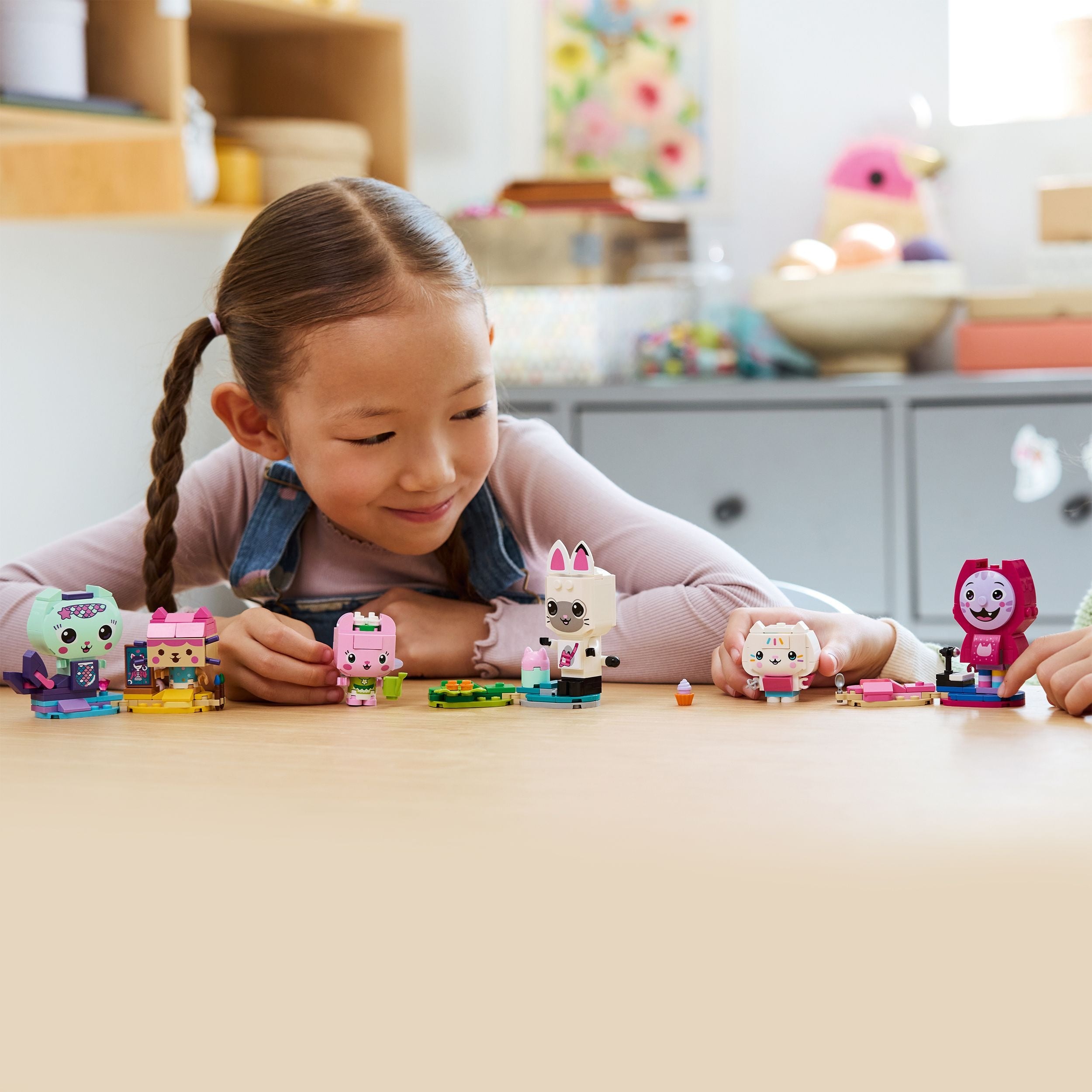 dziewczynka układa klocki