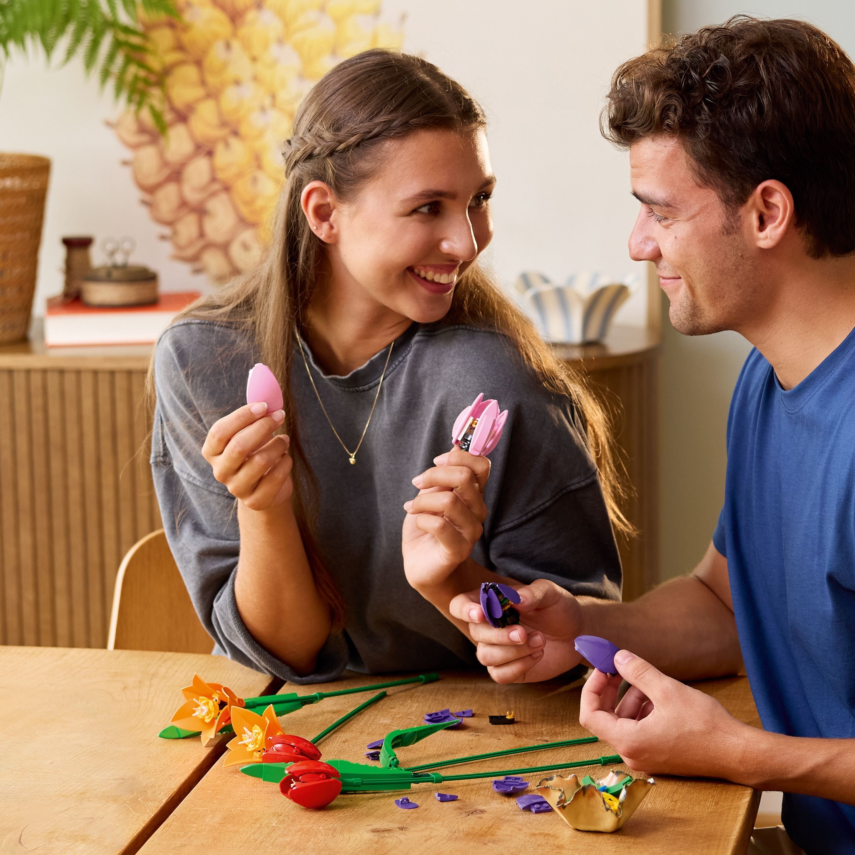 kobieta i mężczyzna z klockami układają kwiaty