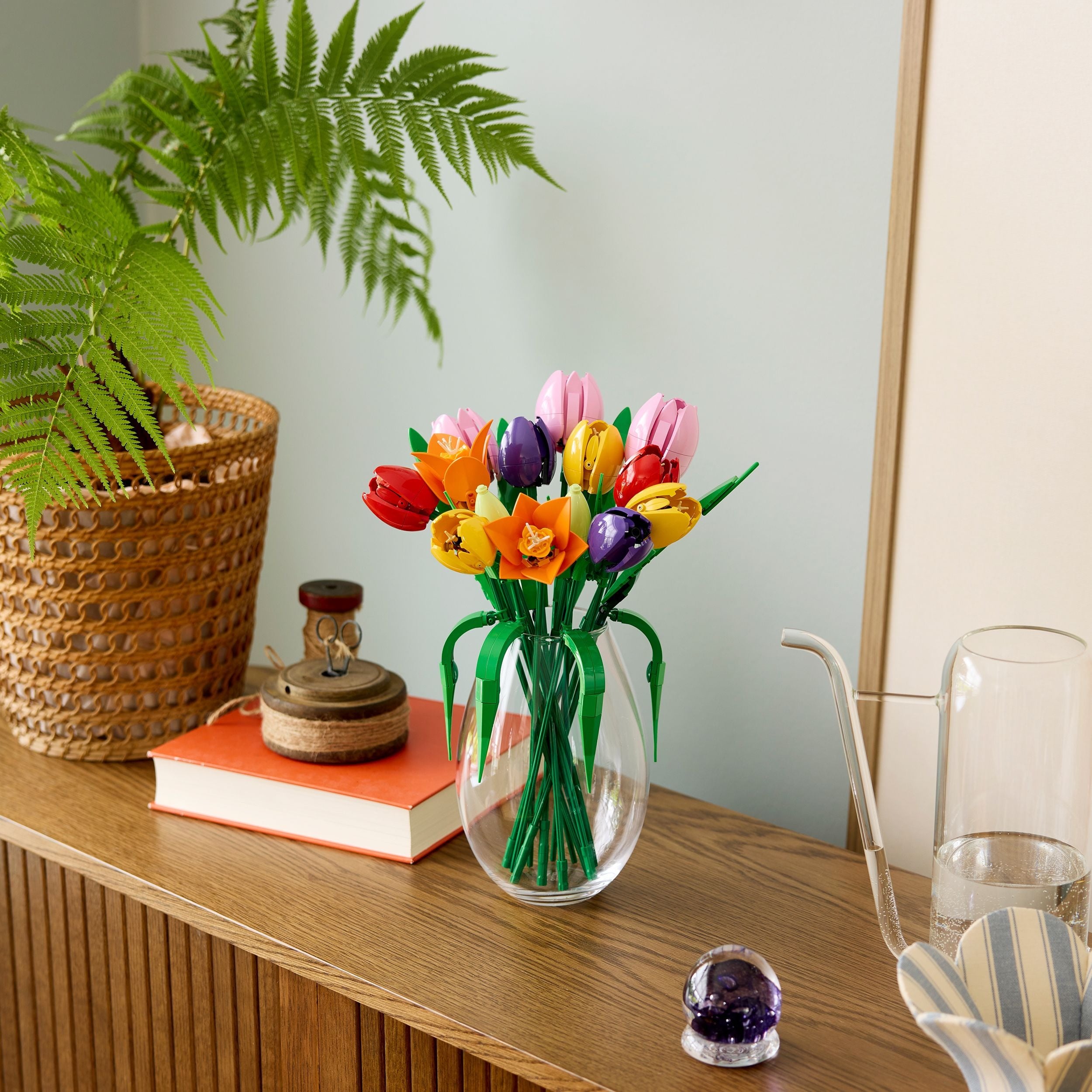 kwiaty w wazonie z klocków