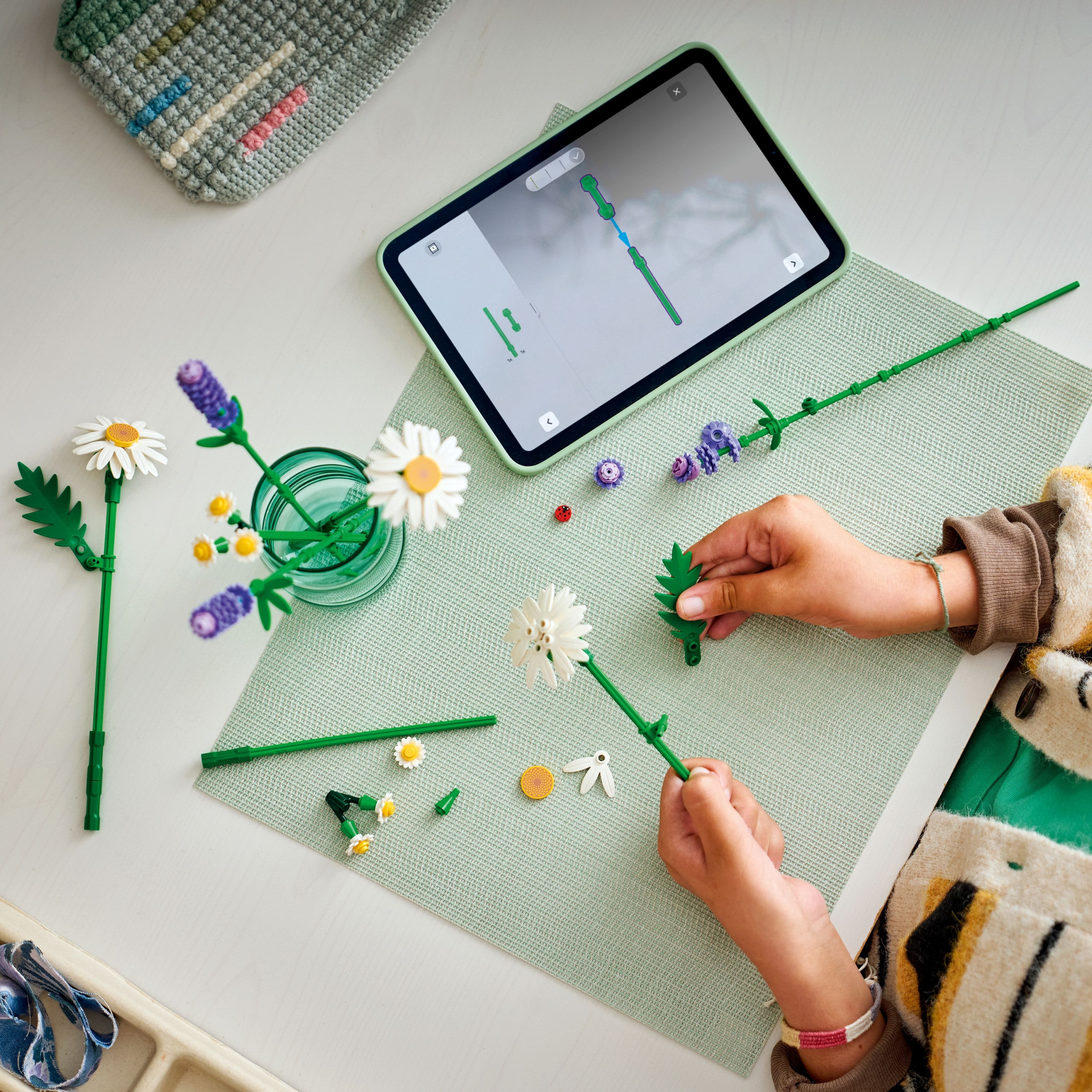 ręce składające klocki