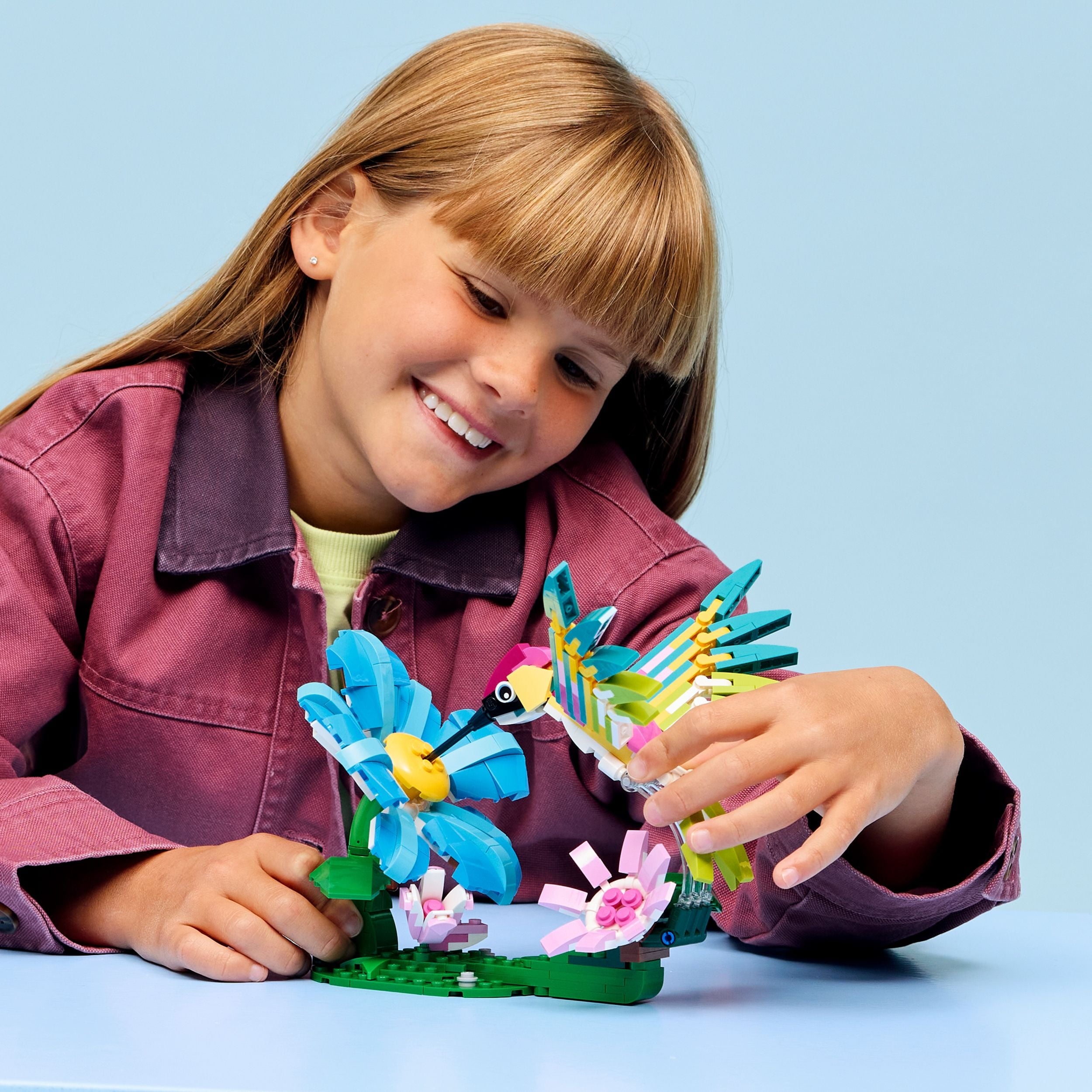 dziewczynka układająca klocki