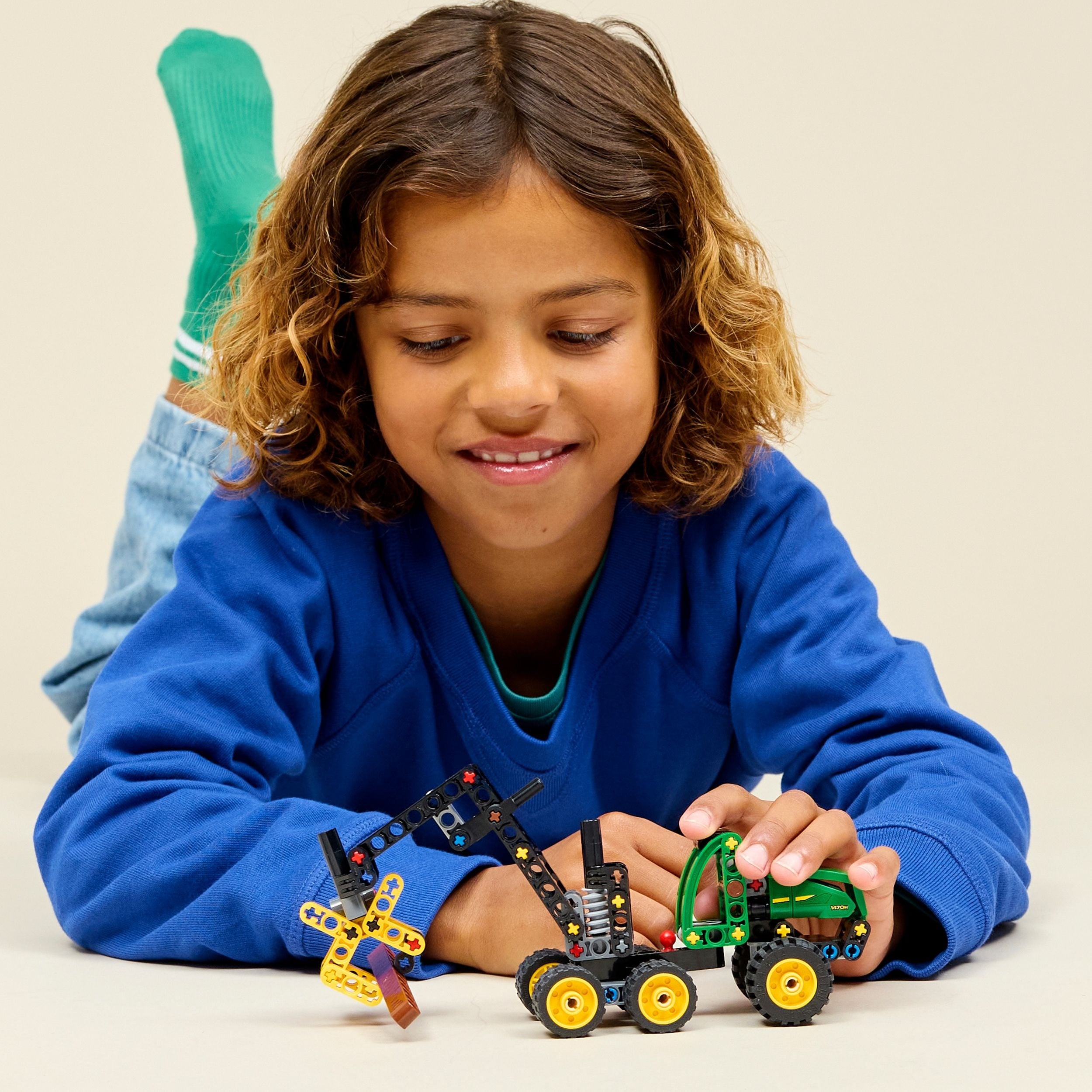 dziewczyna układa klocki