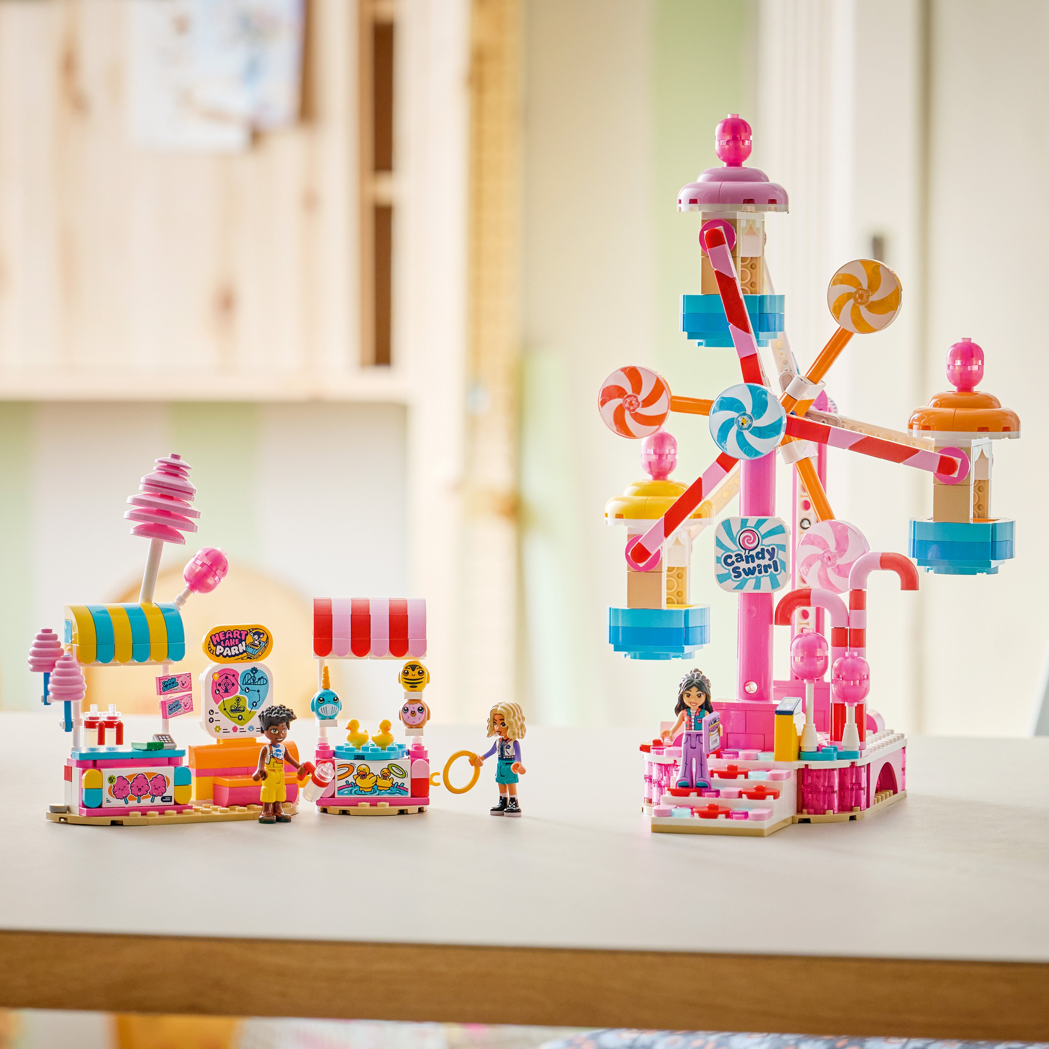 LEGO® Friends Cukierkowo-babeczkowy diabelski młyn 42700
