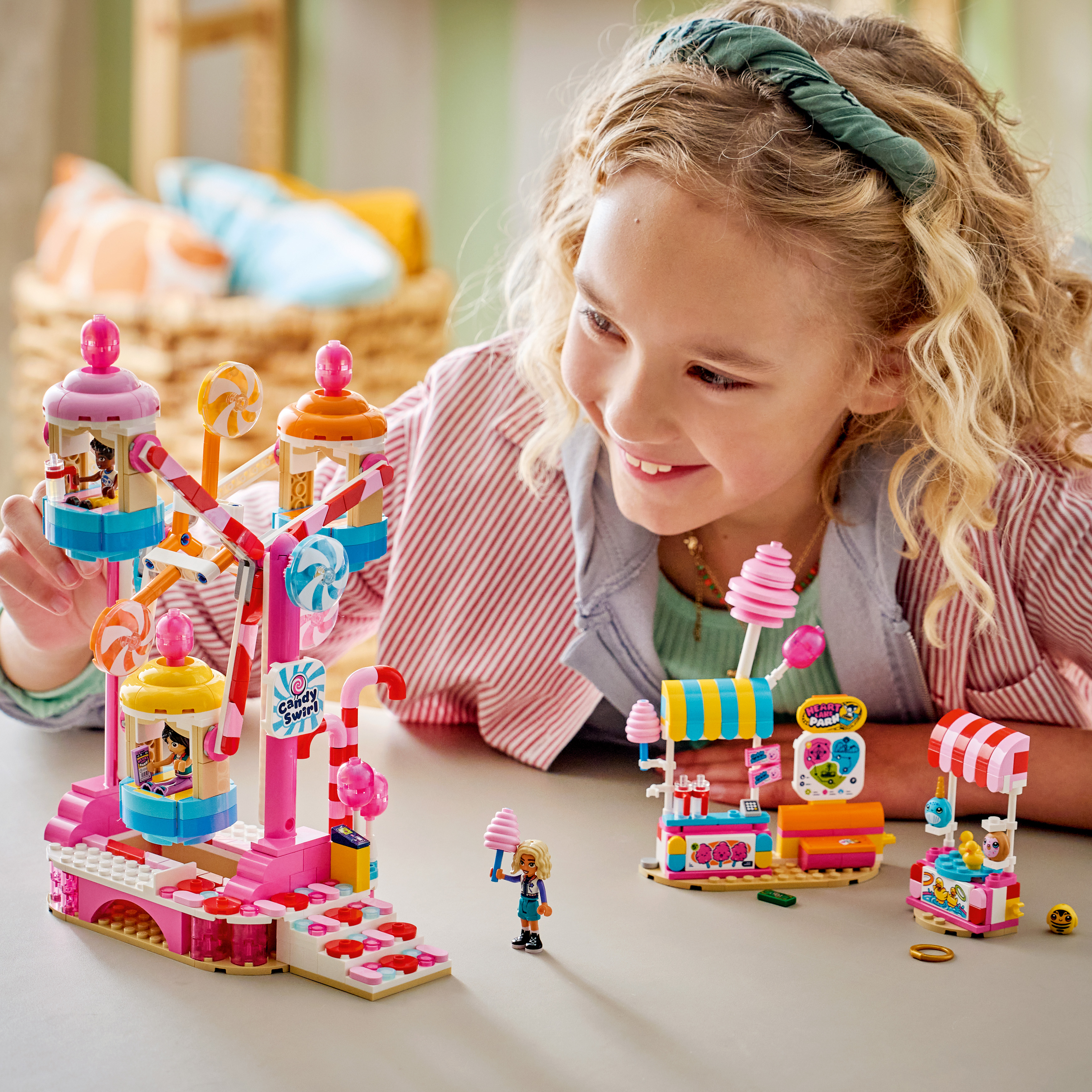 LEGO® Friends Cukierkowo-babeczkowy diabelski młyn 42700