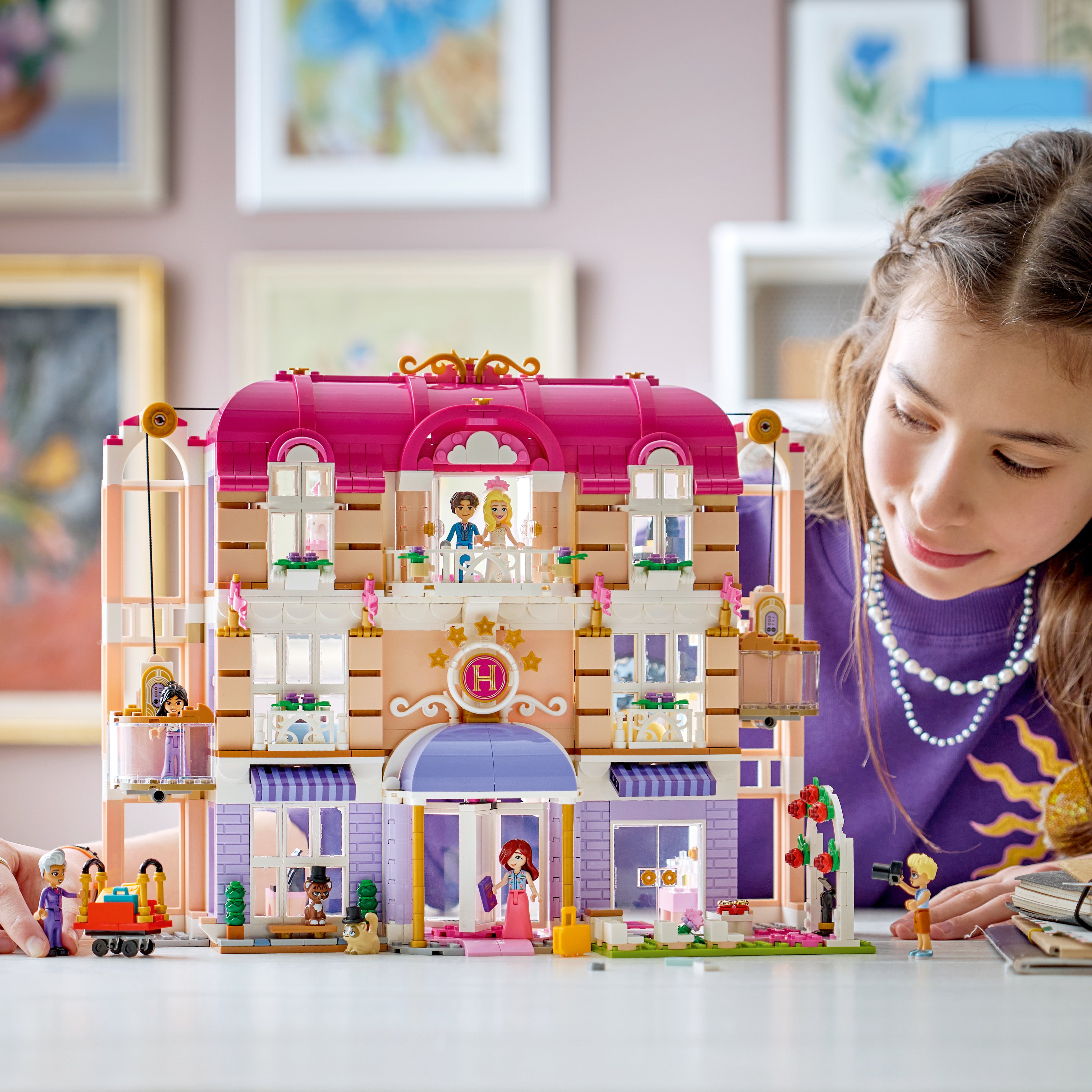 LEGO® Friends Grand Hotel w mieście Heartlake 42704