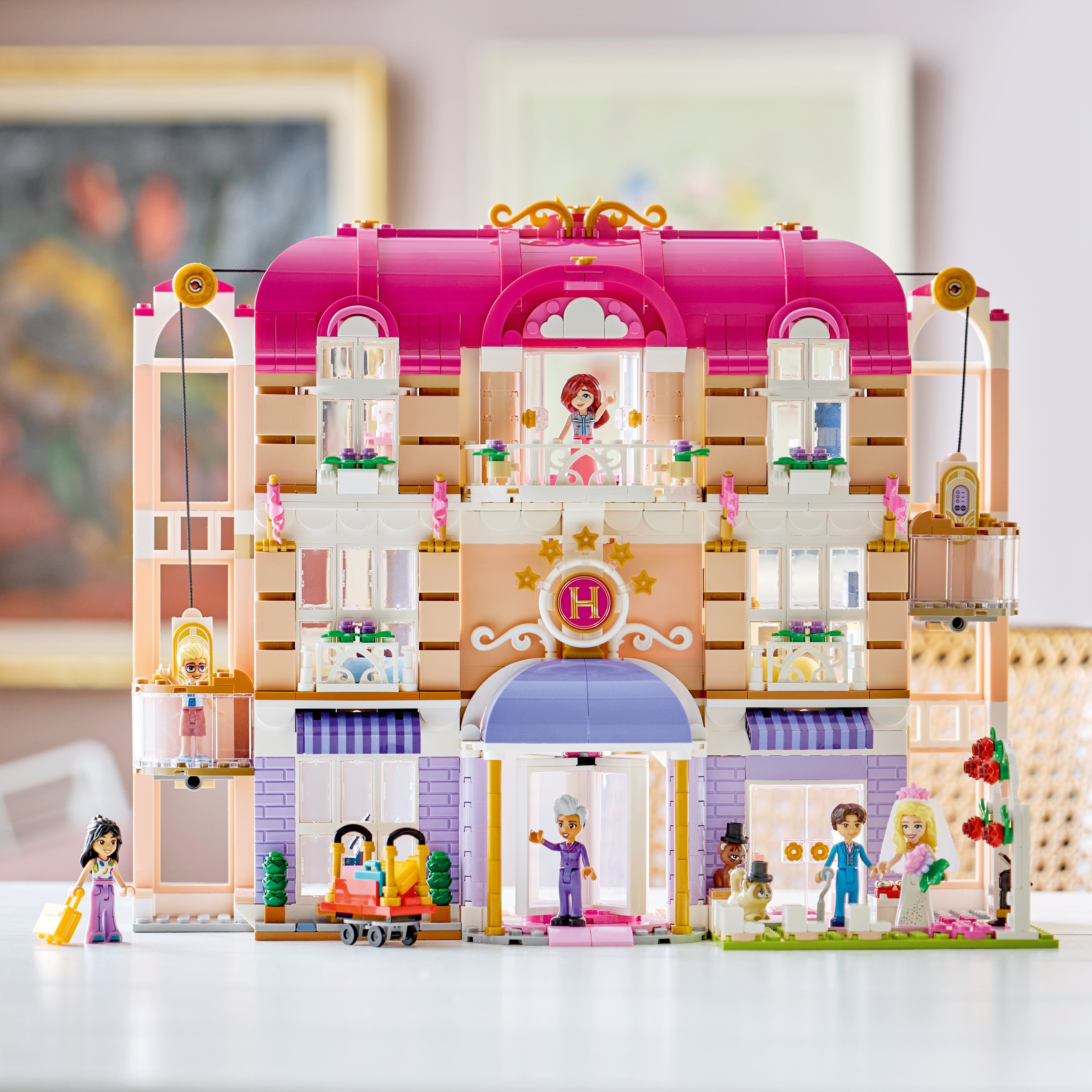 LEGO® Friends Grand Hotel w mieście Heartlake 42704