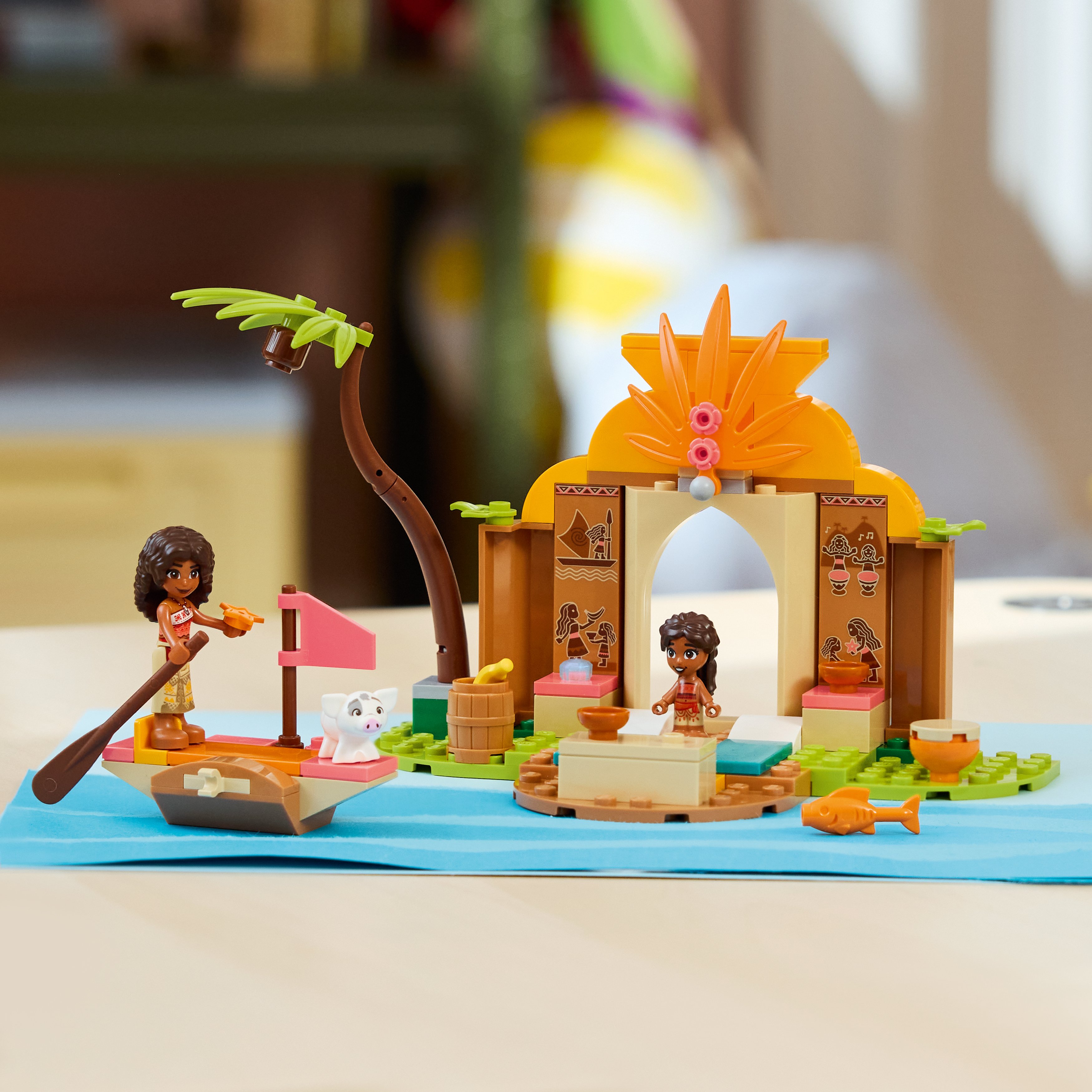 LEGO® ǀ Disney Vaiana Wiejska chatka i łódź 43282