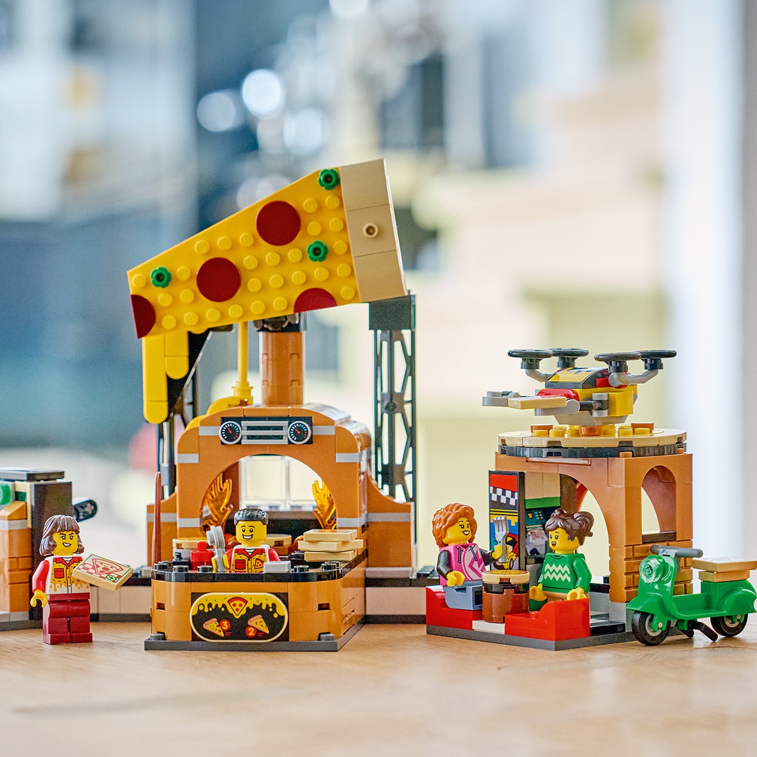 LEGO® City Dostawa pizzy z pojazdami 60496