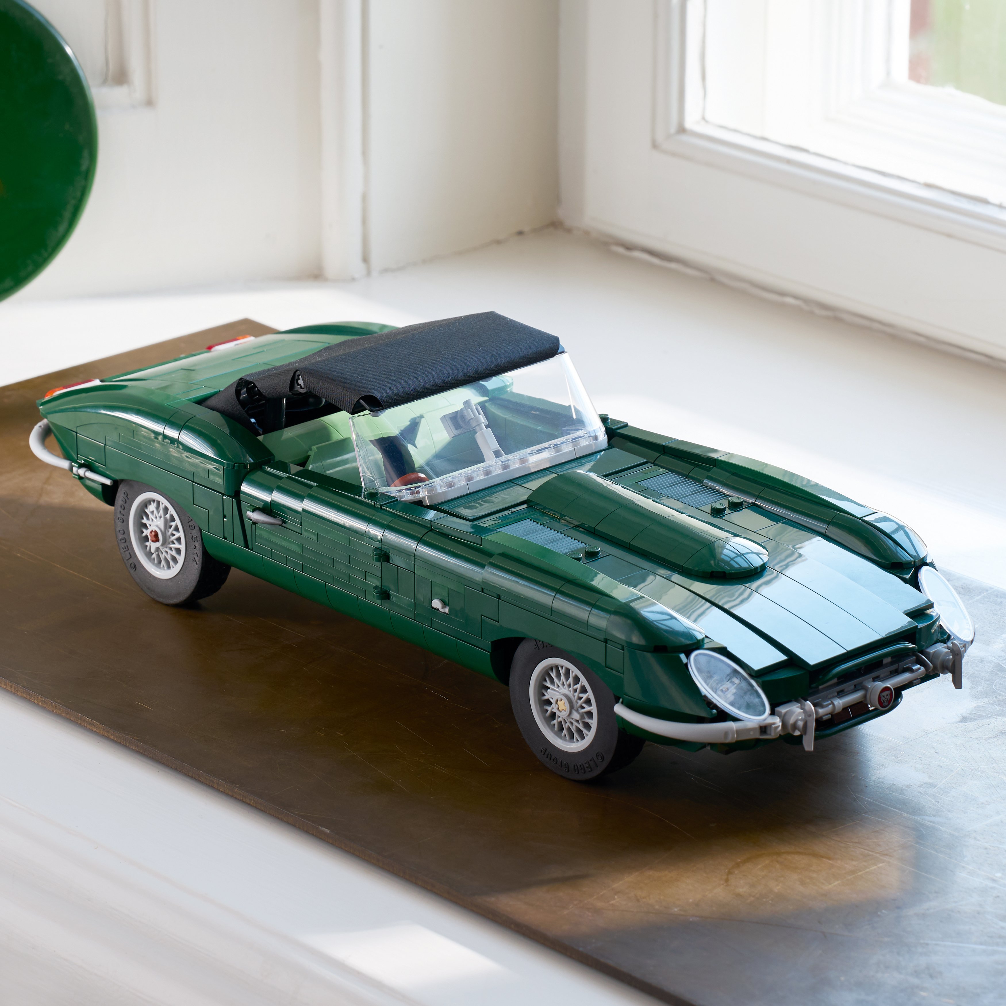 LEGO® Icons Jaguar E-Type 11381, model samochodu sportowego