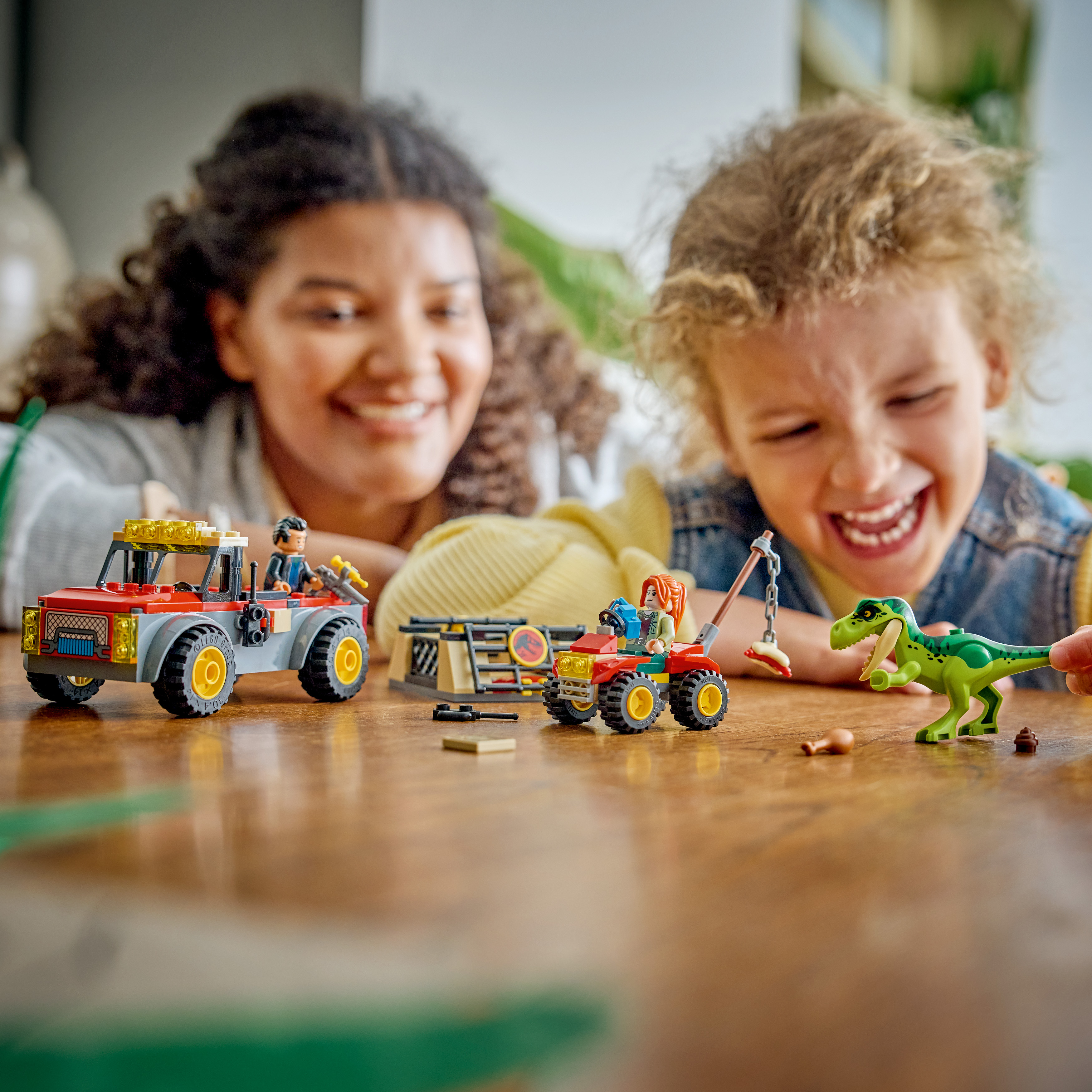 LEGO® Jurassic World Ciężarówka do transportu młodego tyranozaura 77978, zabawka