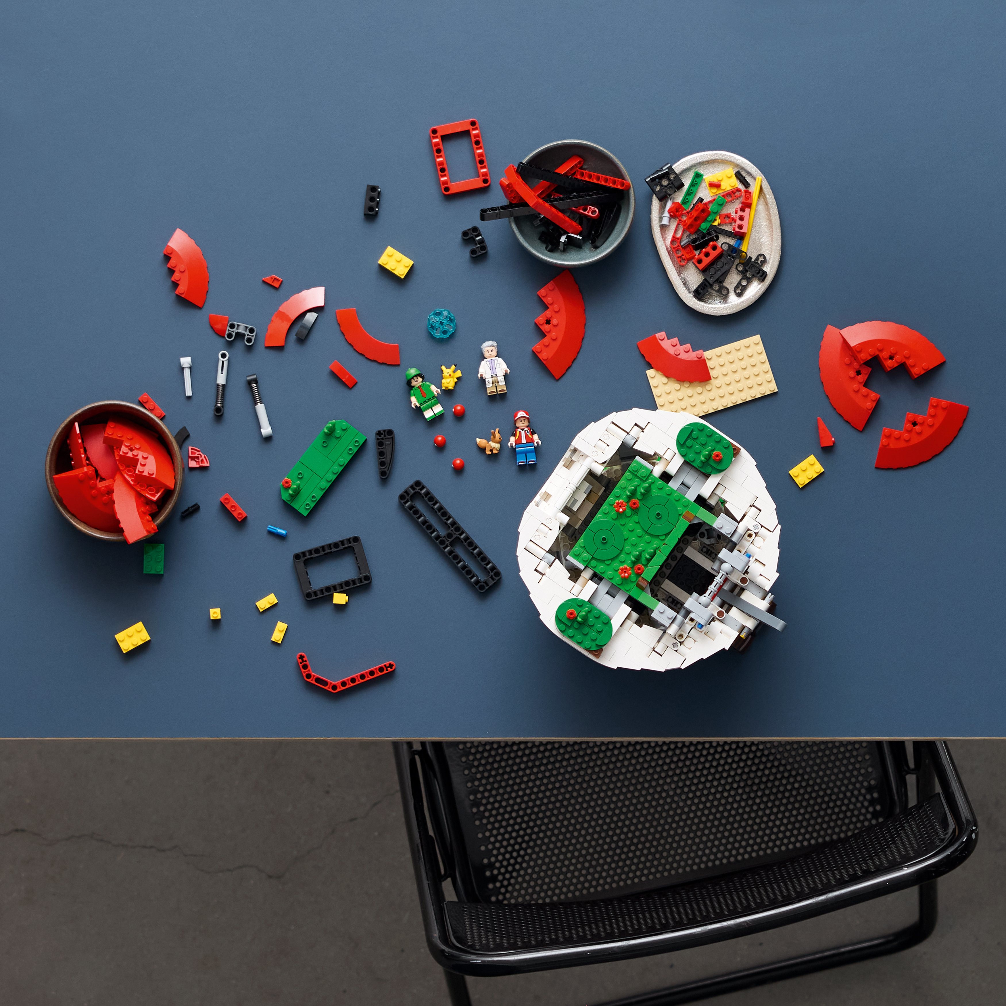 LEGO® Pokémon™ Kultowy Pokéball z Trenerami 72154, dekoracja