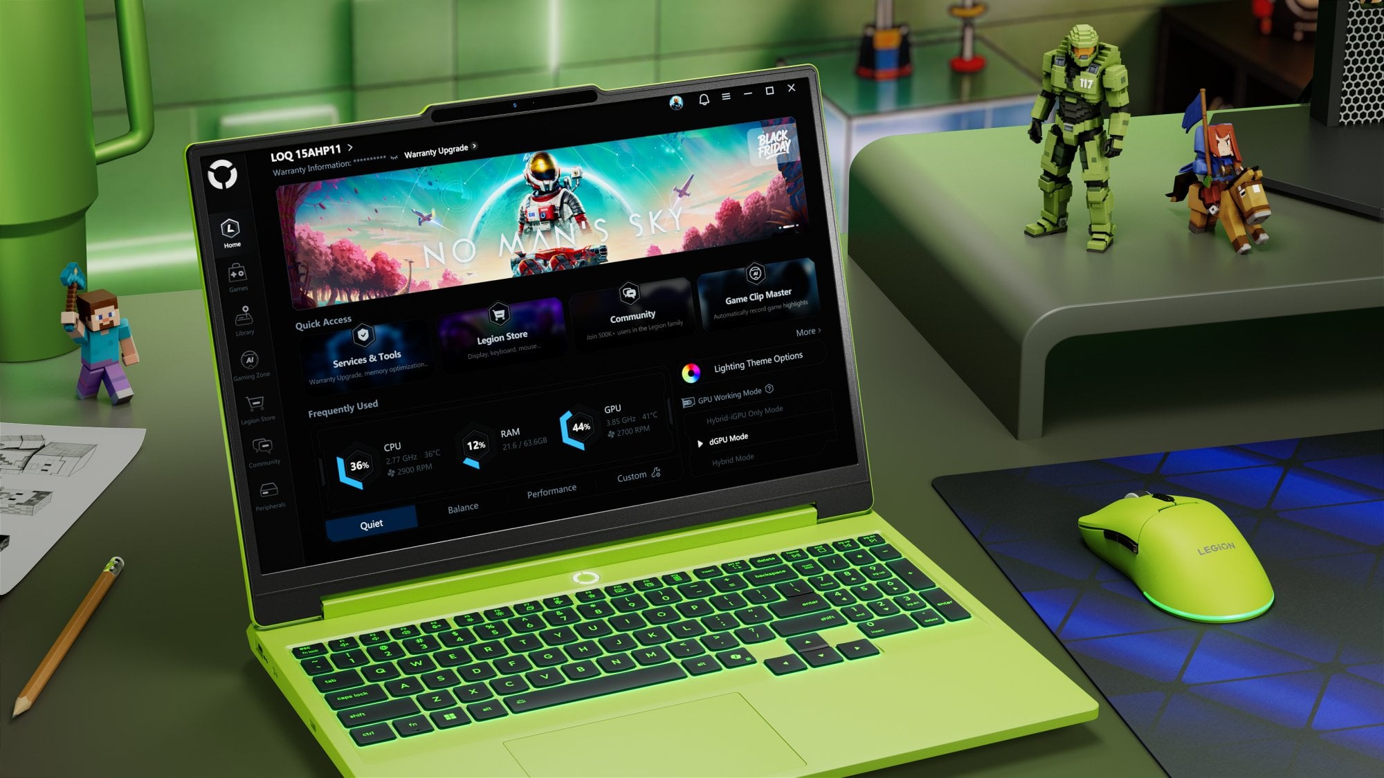 Jasnozielony laptop gamingowy z podświetlaną klawiaturą ustawiony na biurku obok myszki gamingowej i figurek postaci z gier, z widocznym na ekranie oprogramowaniem Legion.