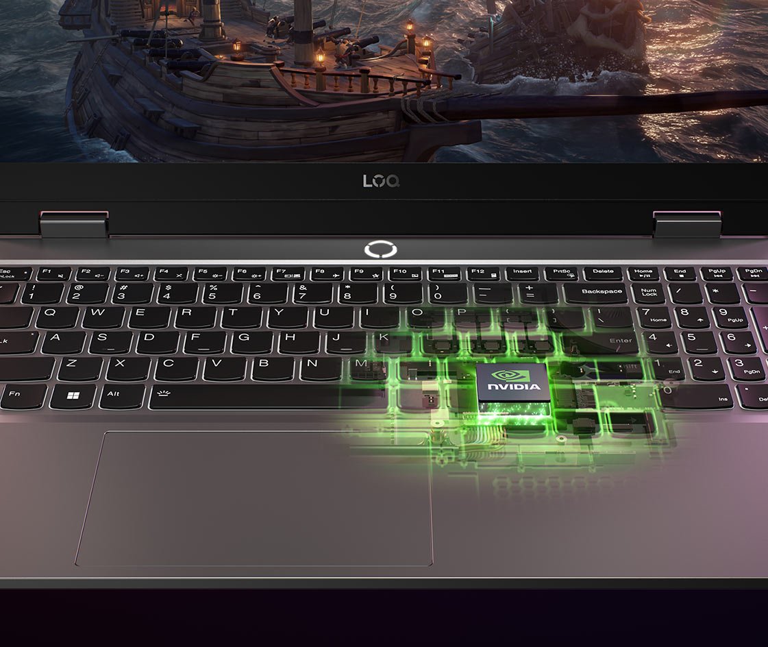 Zbliżenie na fragment ekranu i klawiatury laptopa LOQ 15ARP9, na tle klawiatury widoczna płytka karty graficznej NVIDIA, podświetlona zielonym światłem